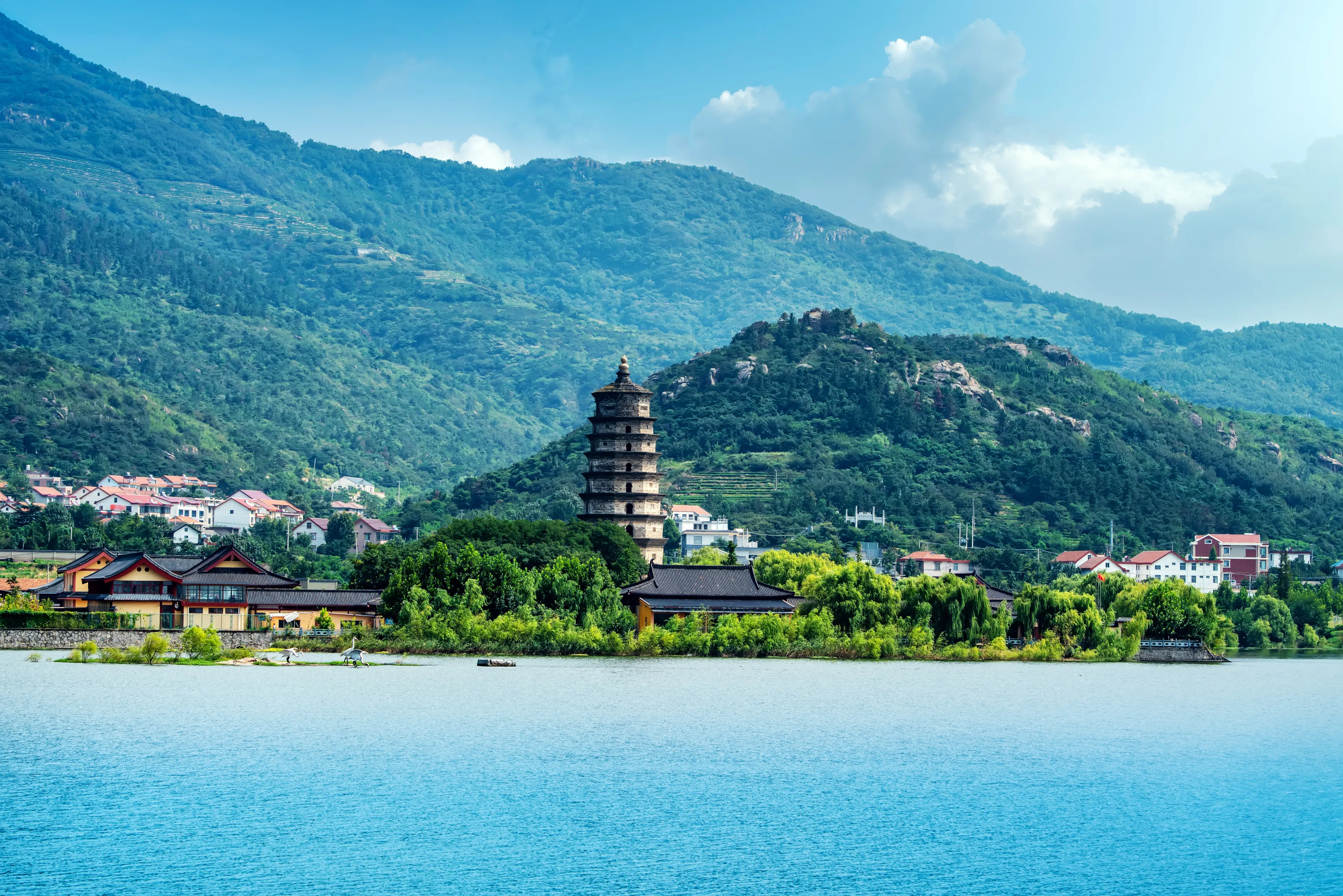 Lianyungang Huaguoshan Lake and Temple Pagoda