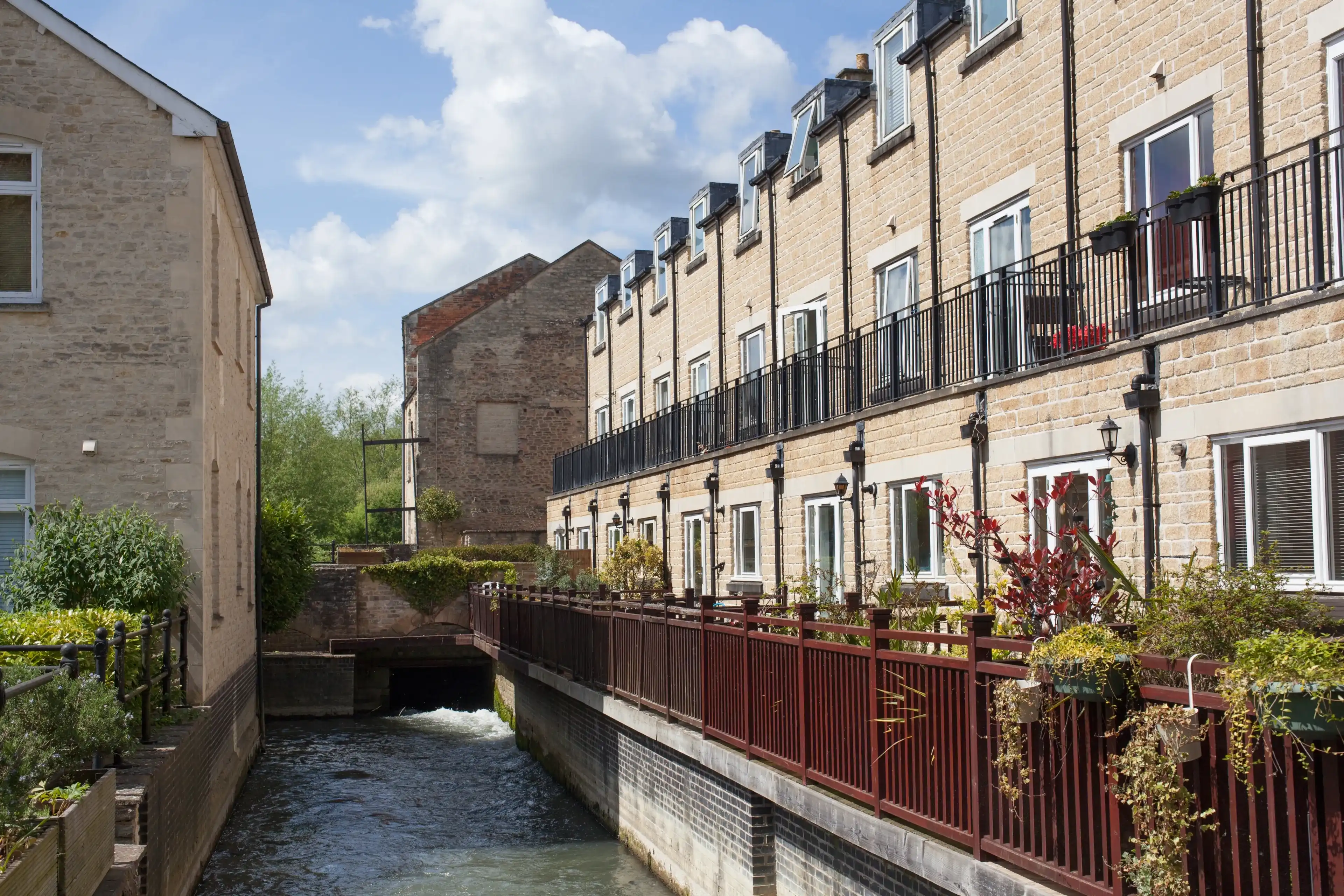 Witney, Oxfordshire, UK, 05 08 2022 Residential properties in Witney, Oxfordshire in the UK Witney, Oxfordshire, UK, 05 08 2022 Residential properties in Witney, Oxfordshire in the UK