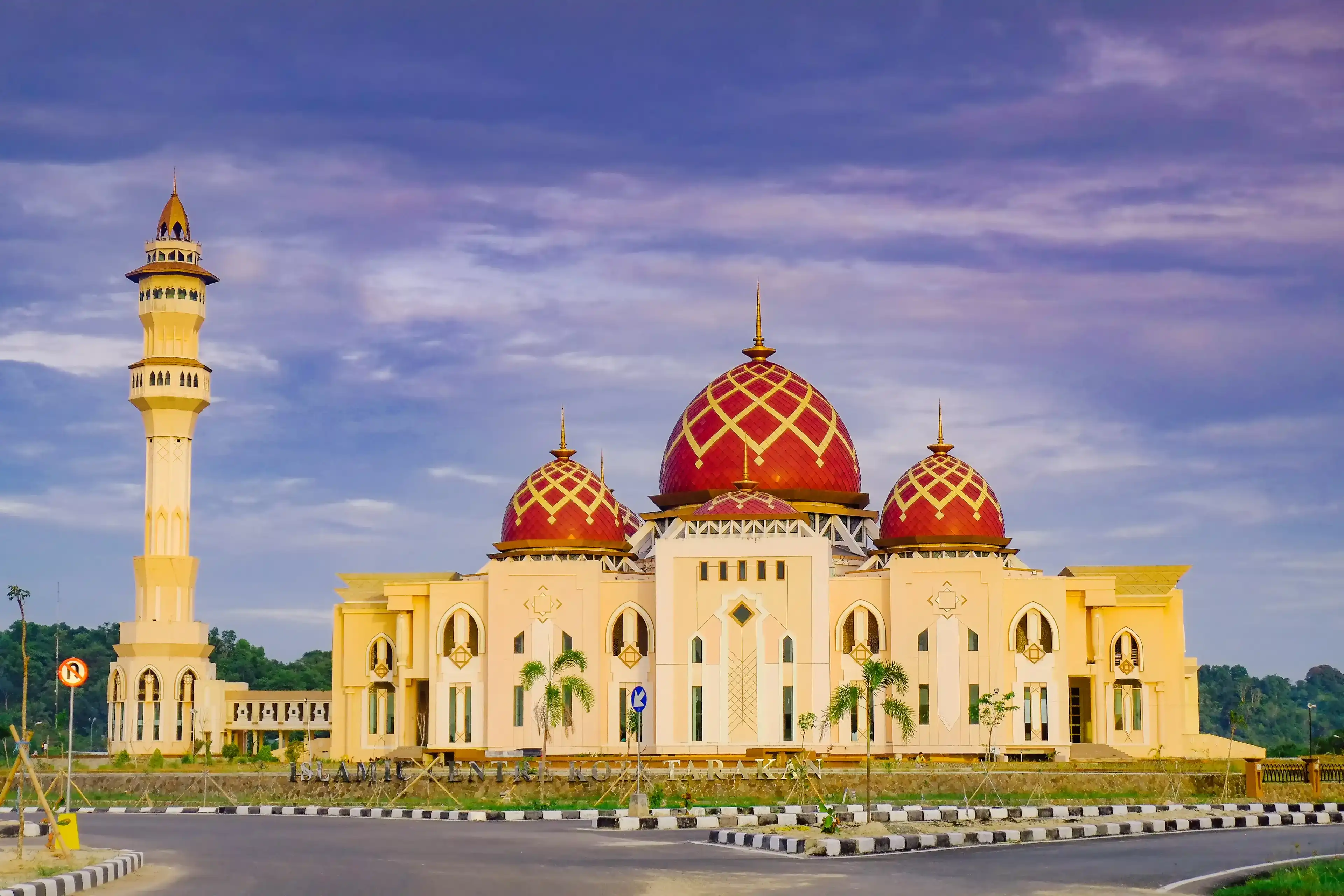 Islamic Center Tarakan merupakan lingkungan Masjid dengan kemegahan yang menawan di pusat kota Tarakan Kalimantan Utara. Islamic Center Tarakan merupakan lingkungan Masjid dengan kemegahan yang menawan di pusat kota Tarakan Kalimantan Utara.
