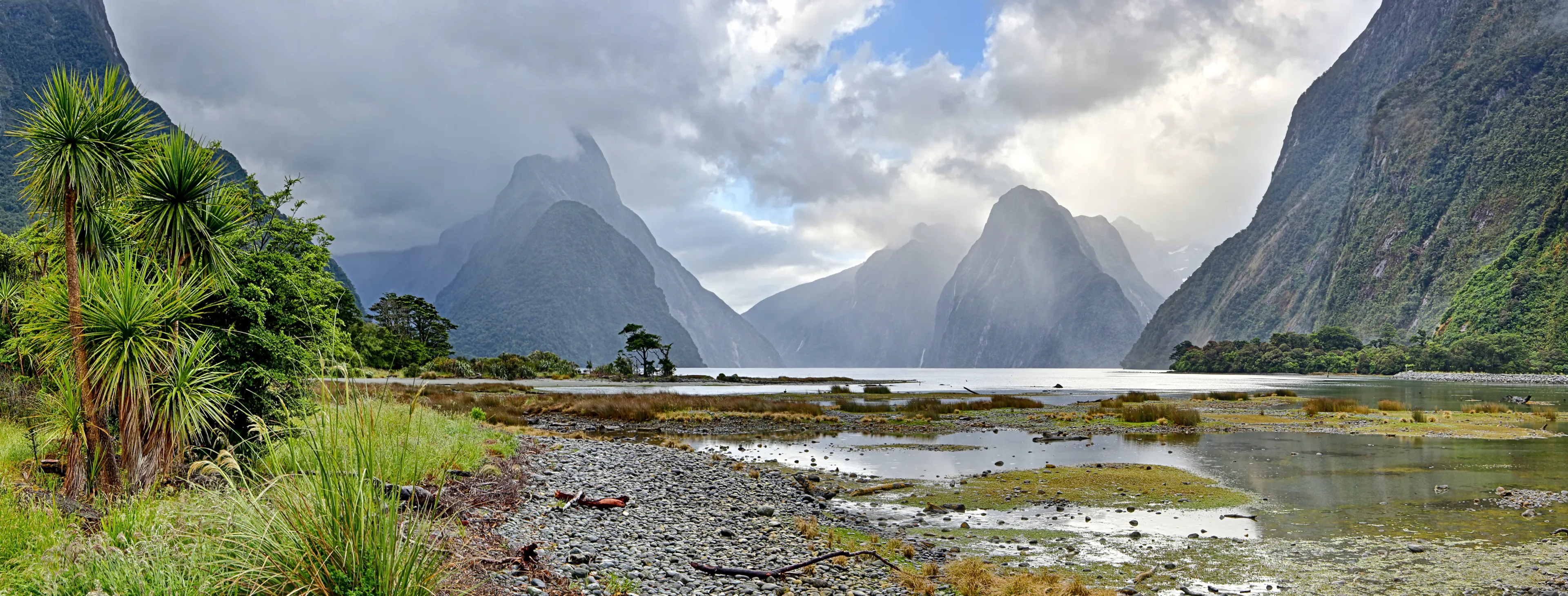 Panorama of Milford Sound (Fjordland, New Zealand)