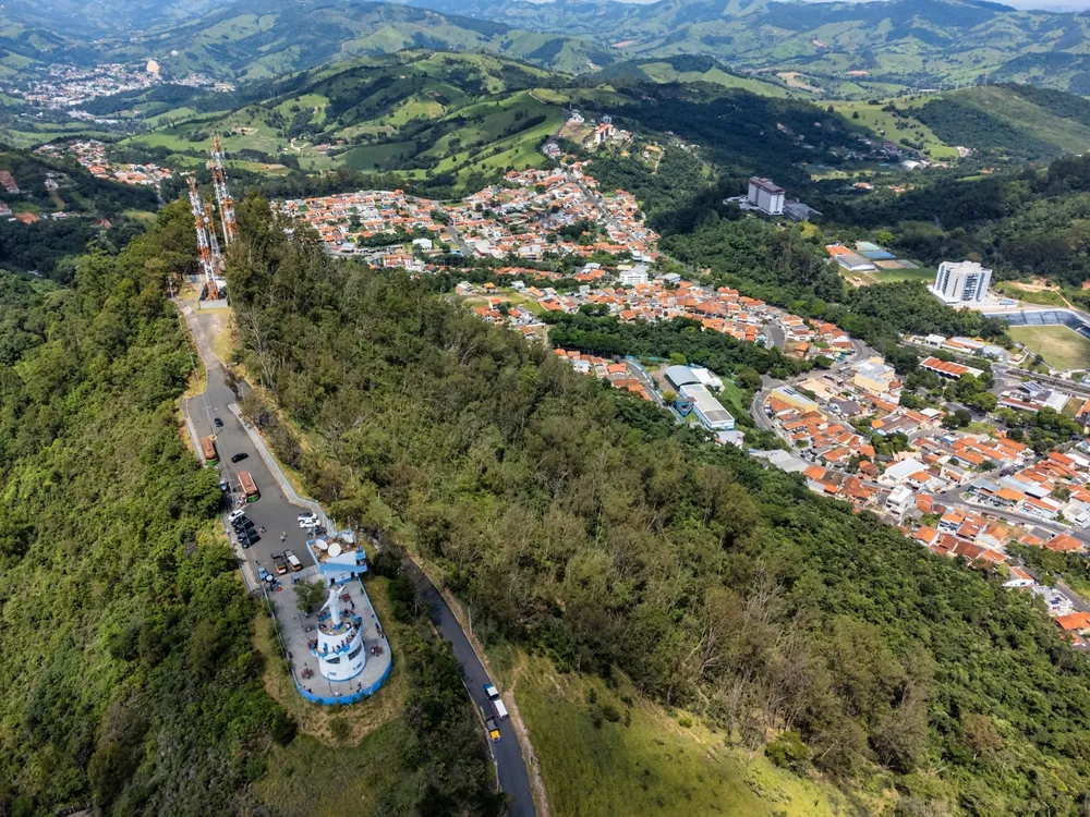 Aerial photograph of the cruise hill in Águas de Lindóia. Image of Christ with visitors.
