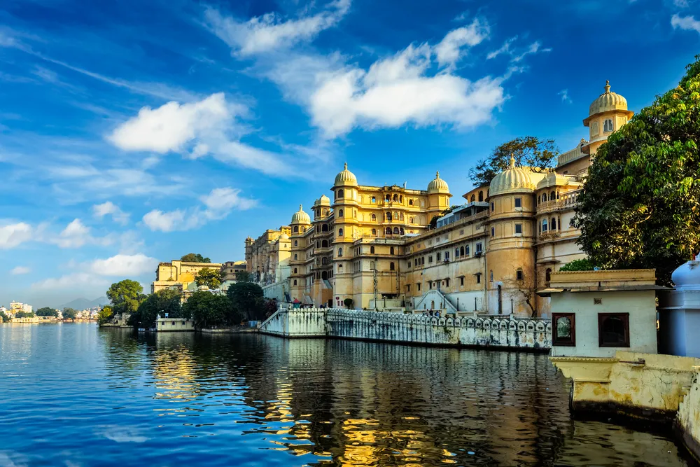 Romantic India luxury tourism wallpaper - Udaipur City Palace and Lake Pichola. Udaipur, Rajasthan, India