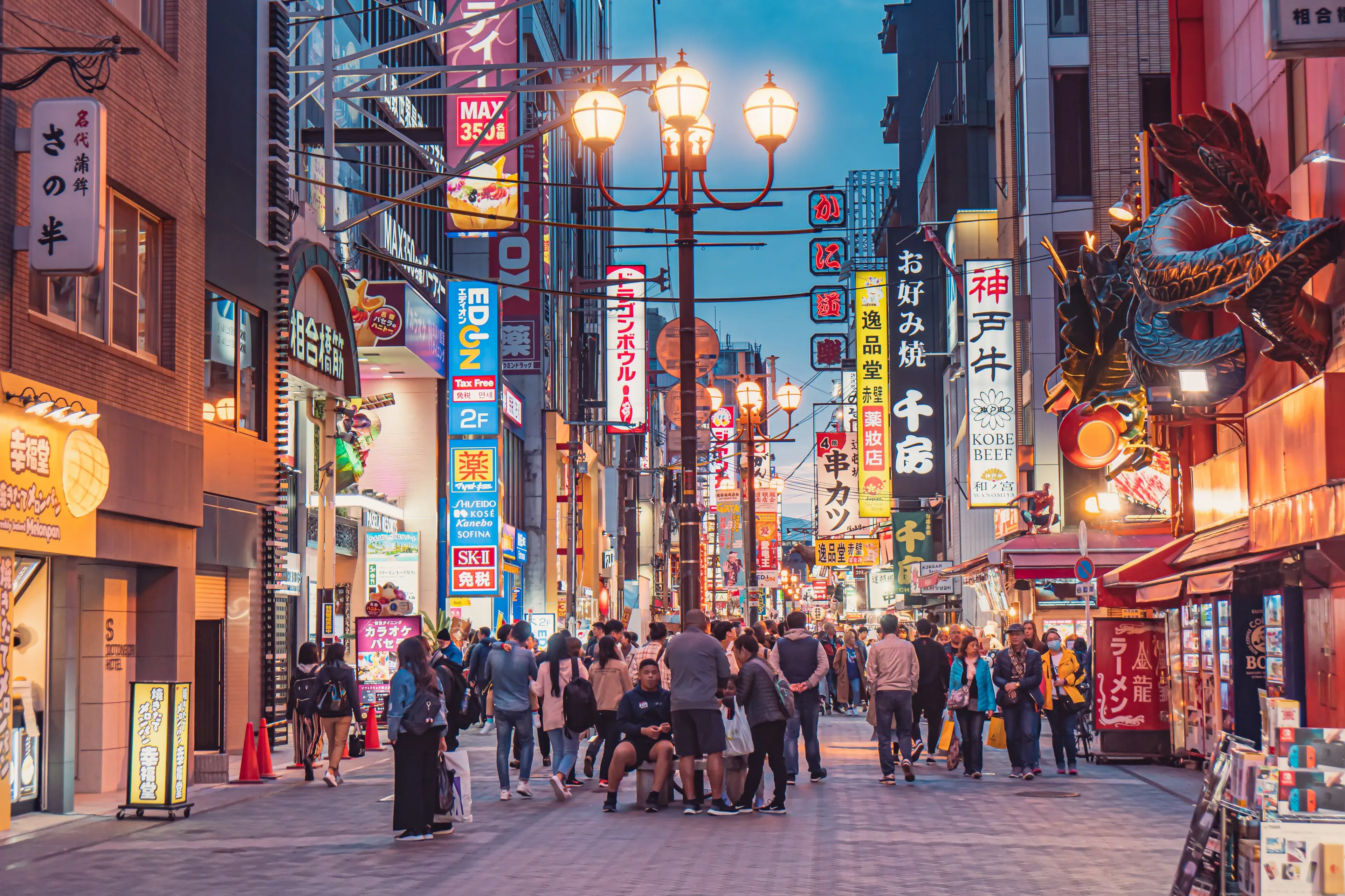 9 april 2019 : Street of Dotonbori at Shinsaibashi is a district Osaka the many traveler came here, Japan and the city's main shopping area 9 april 2019 : Street of Dotonbori at Shinsaibashi is a district Osaka the many traveler came here, Japan and the city's main shopping area