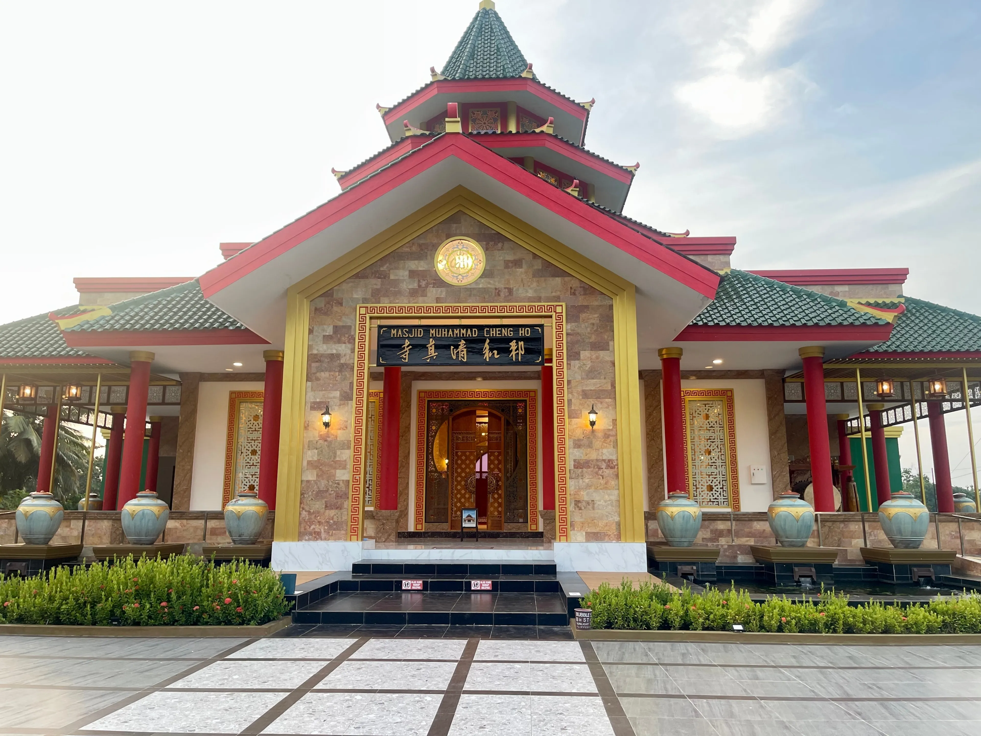 Randomayang,west sulawesi-indonesia,oct 31,2024; A beautifully designed mosque featuring vibrant colors and traditional elements. The architecture showcases intricate details and cultural significance