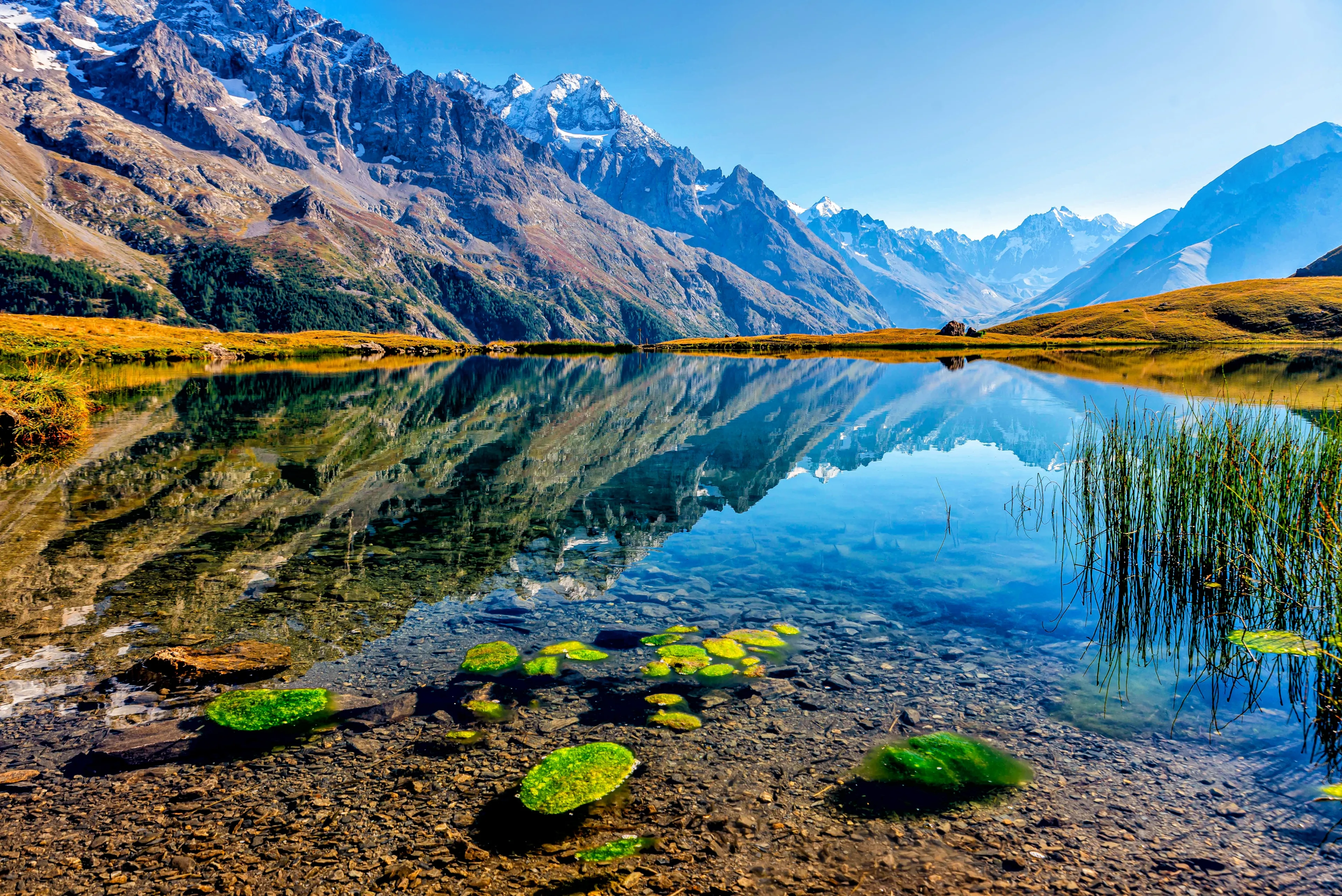 Lac du Pontet in the Alps HD