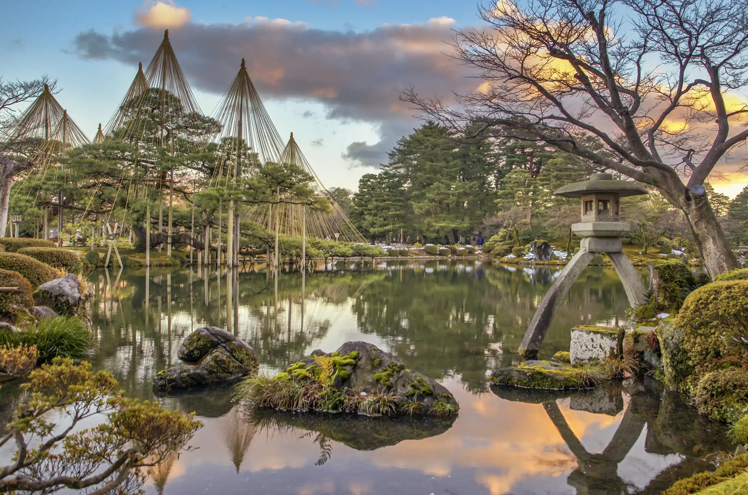 Kenrokuen in Kanazawa is justifiably classified as one of Japan's "three most beautiful landscape gardens" alongside Mito's Kairakuen and Okayama's Korakuen. Kenrokuen in Kanazawa is justifiably classified as one of Japan's "three most beautiful landscape gardens" alongside Mito's Kairakuen and Okayama's Korakuen.