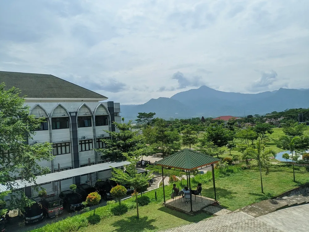 Salatiga, indonesia - Agustus 08 2024: Stunning UIN Salatiga Campus with Majestic Mount Merbabu in the Background