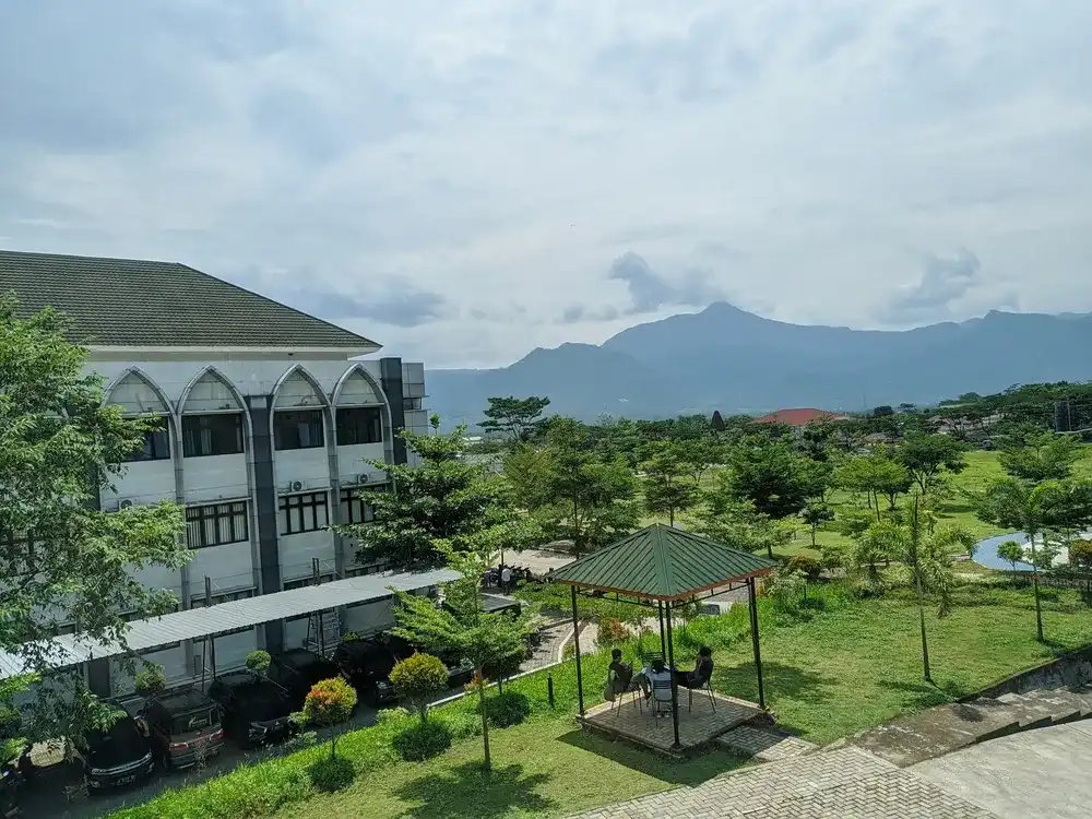 Salatiga, indonesia - Agustus 08 2024: Stunning UIN Salatiga Campus with Majestic Mount Merbabu in the Background Salatiga, indonesia - Agustus 08 2024: Stunning UIN Salatiga Campus with Majestic Mount Merbabu in the Background