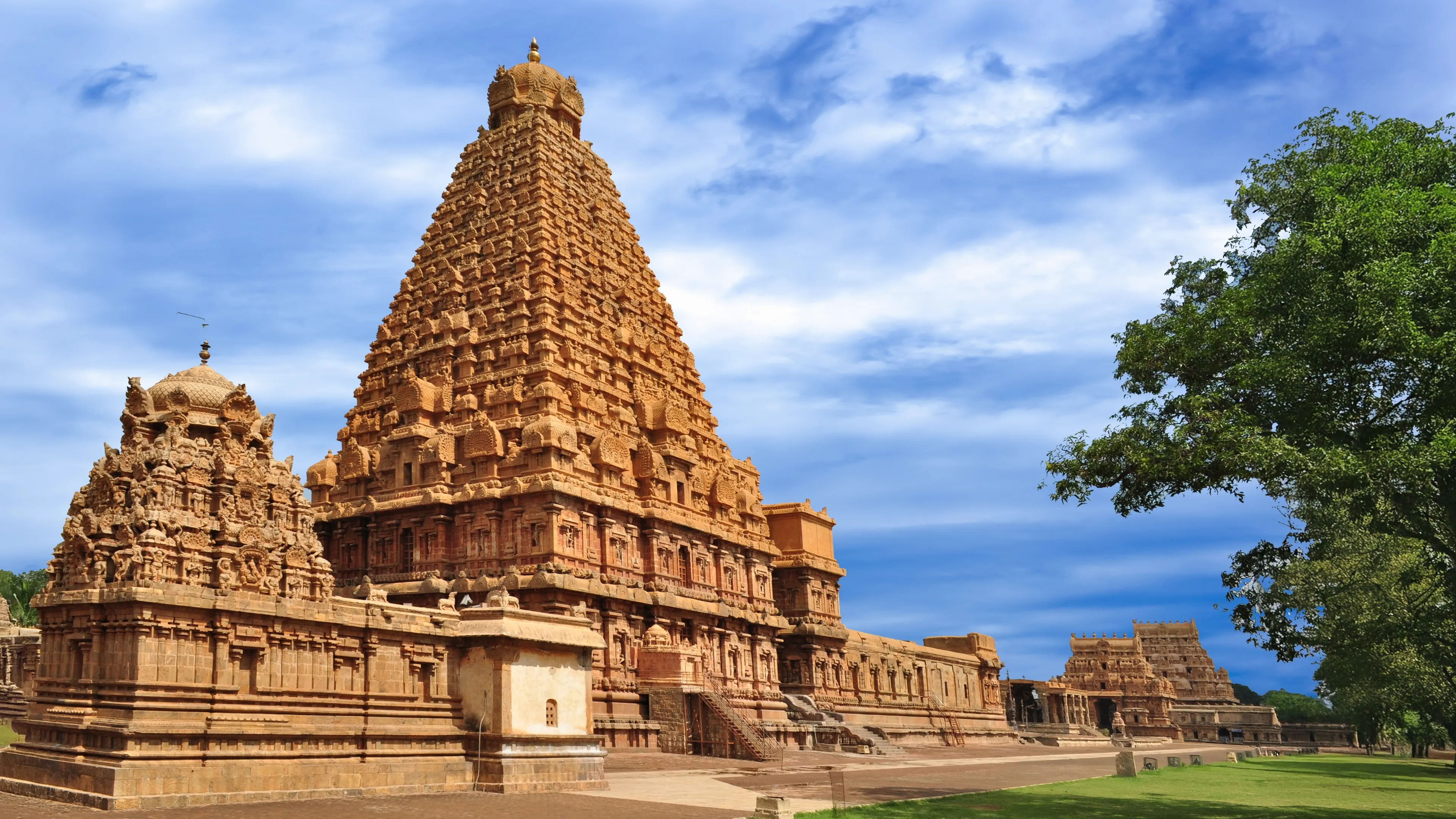Thanjavur Big temple - The Chola Architecture 