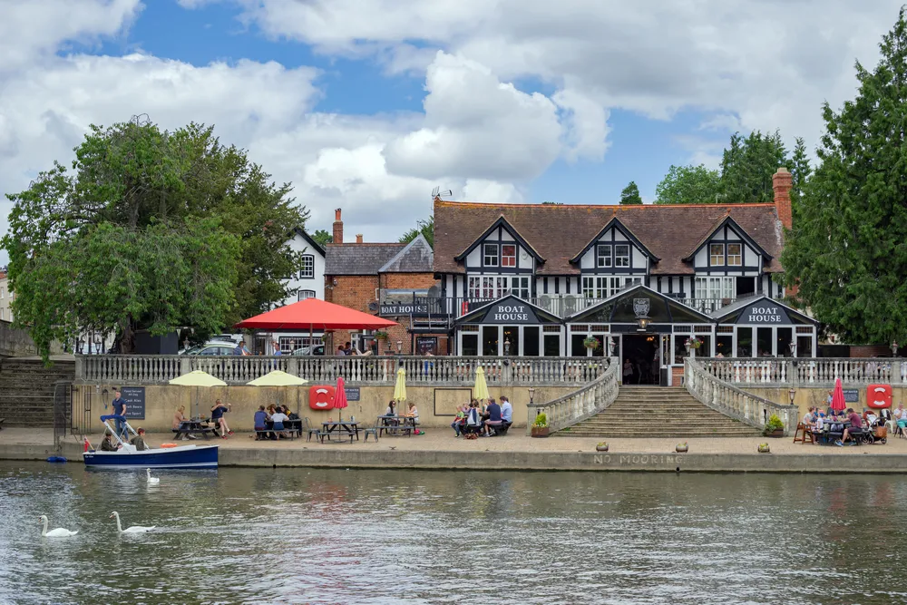 Wallingford/UK. 3rd July 2016. The River Thames on a Sunday afternoon with leisure boats moored at The Boat house pub at Wallingford.