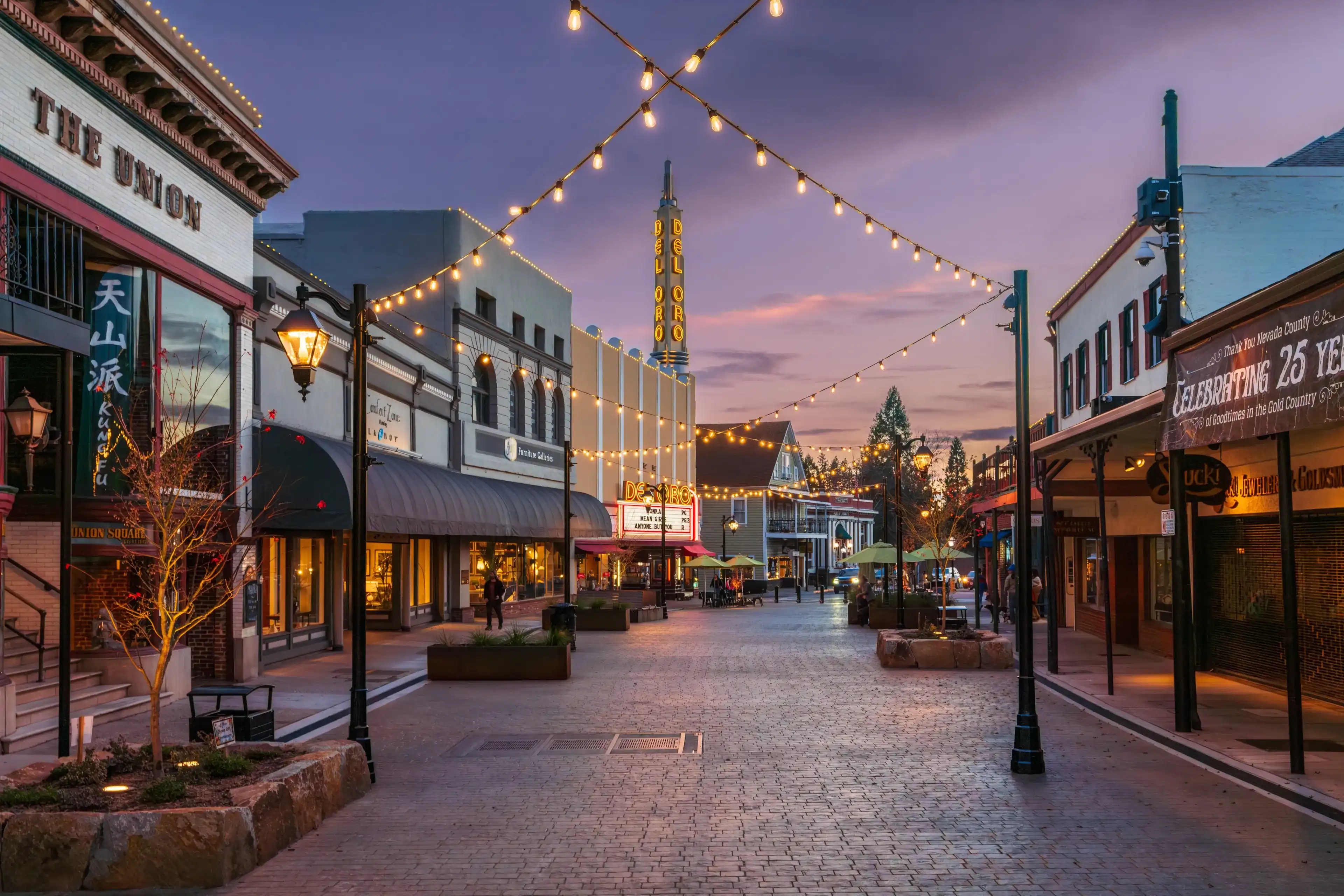 GRASS VALLEY, CALIFORNIA - FEBRUARY 14, 2024: The Plaza on Mill Street at dusk Grass Valley, CA GRASS VALLEY, CALIFORNIA - FEBRUARY 14, 2024: The Plaza on Mill Street at dusk Grass Valley, CA