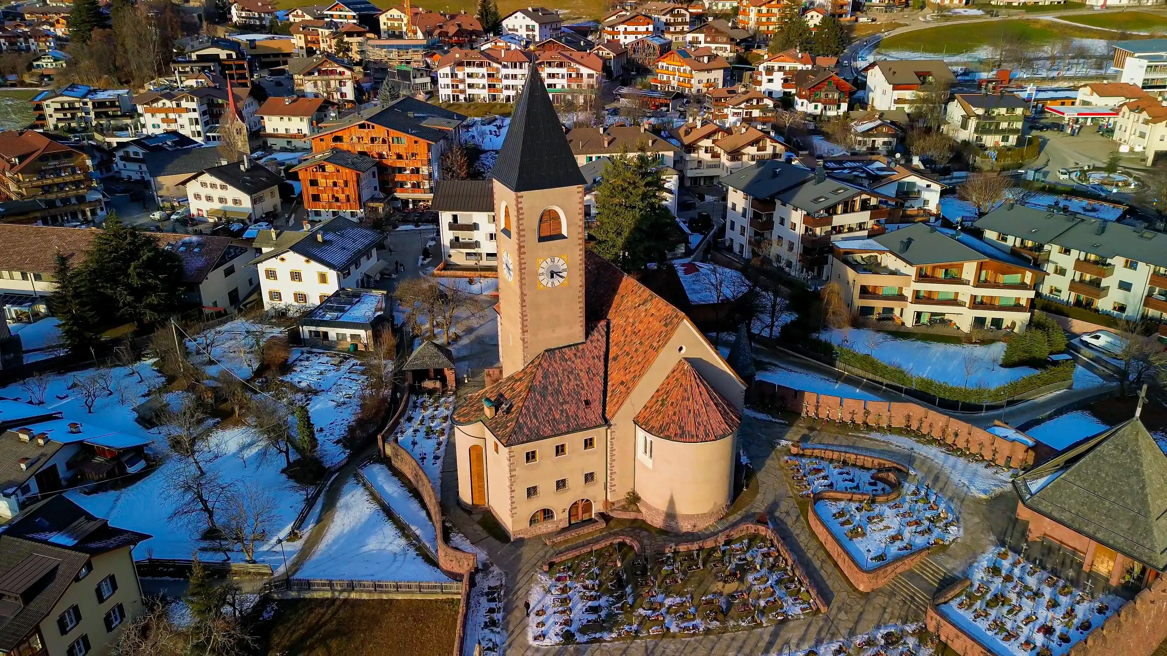 Aerial view of the snowy village of Castelrotto in Trentino Alto Adige. The village is at an altitude of 1004 meters at the foot of the mountain. ski resort. Siusi allo Sciliar Italy 28.01.2025 Aerial view of the snowy village of Castelrotto in Trentino Alto Adige. The village is at an altitude of 1004 meters at the foot of the mountain. ski resort. Siusi allo Sciliar Italy 28.01.2025