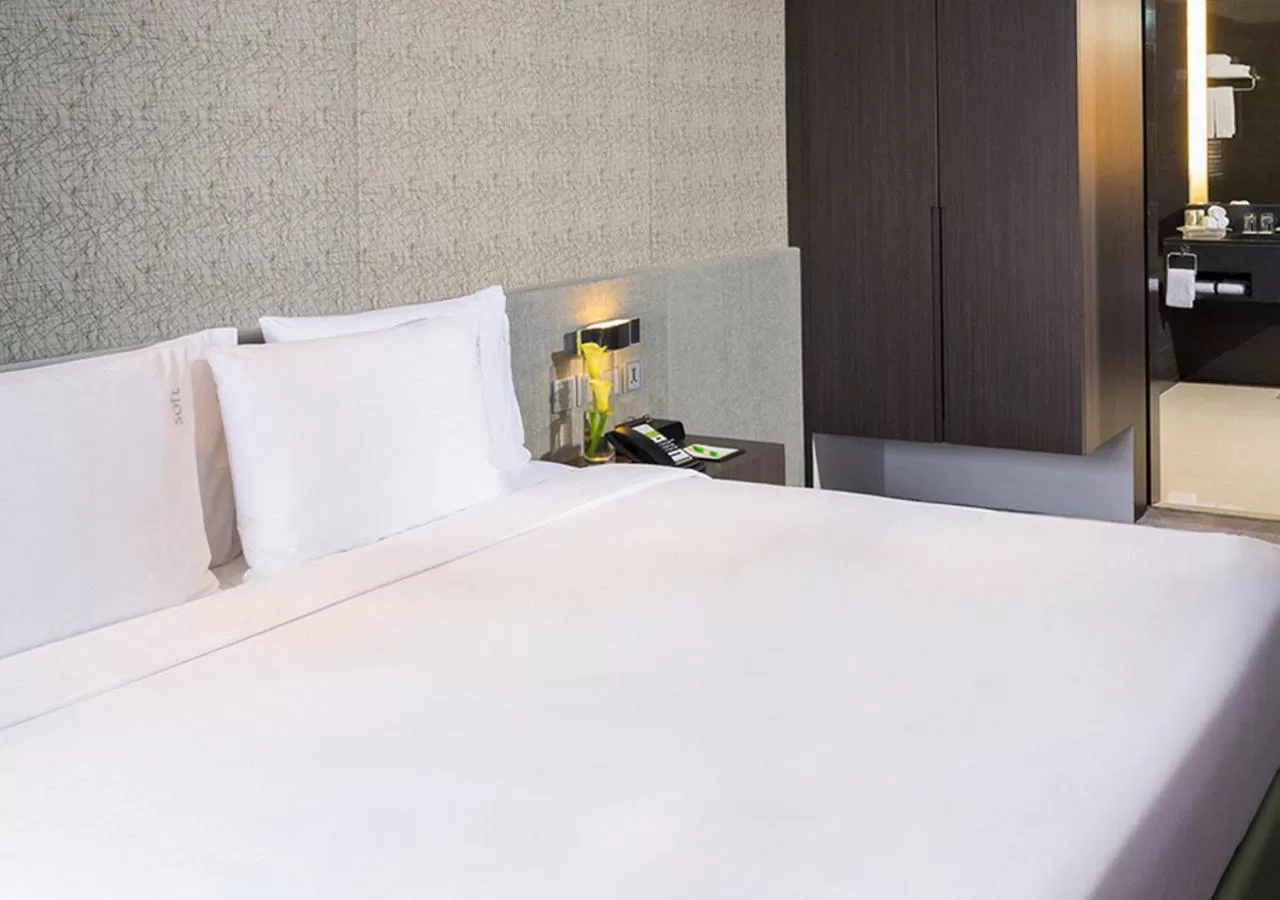 Bed in Holiday Inn Bangkok Sukhumvit by IHG