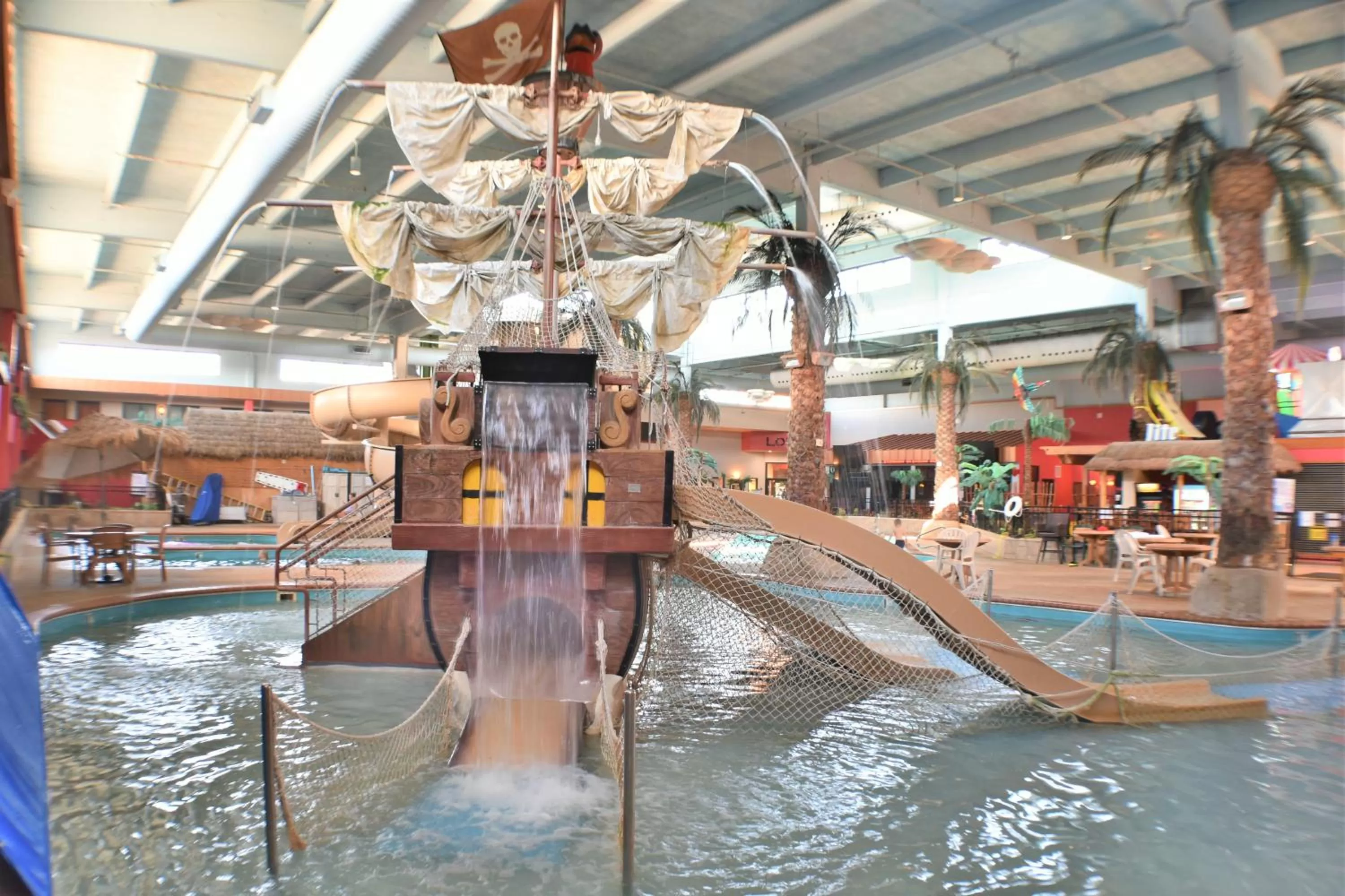 Swimming pool in Ramada by Wyndham Sioux Falls Airport - Waterpark Resort & Event Center