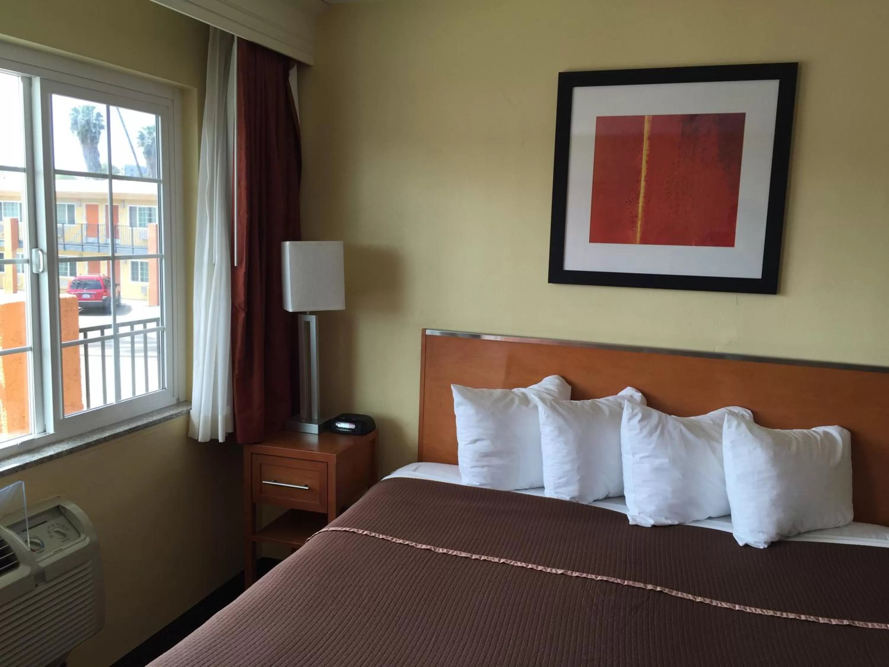 Bed in Howard Johnson by Wyndham San Diego Sea World