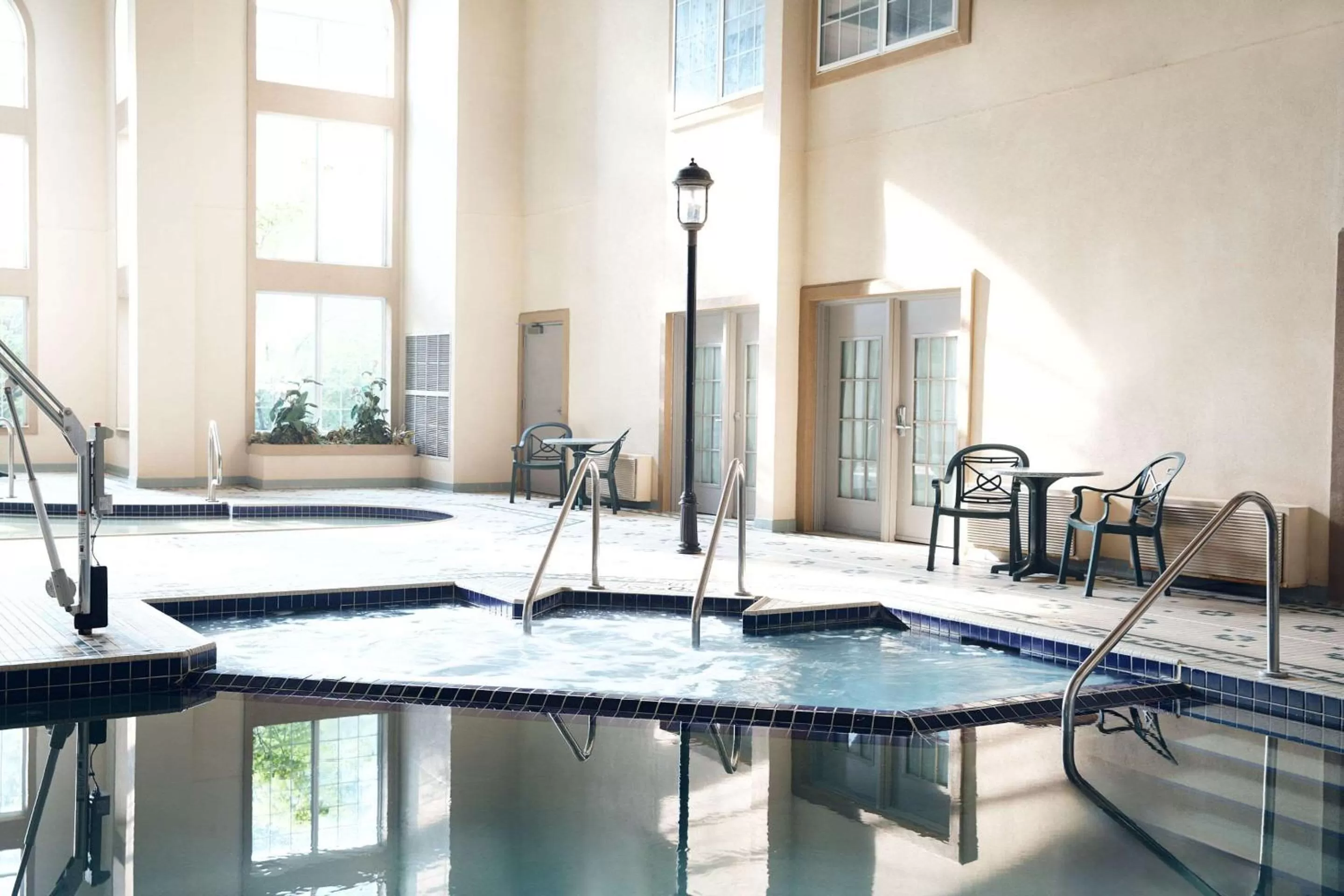 Swimming pool in Comfort Suites Milwaukee Airport