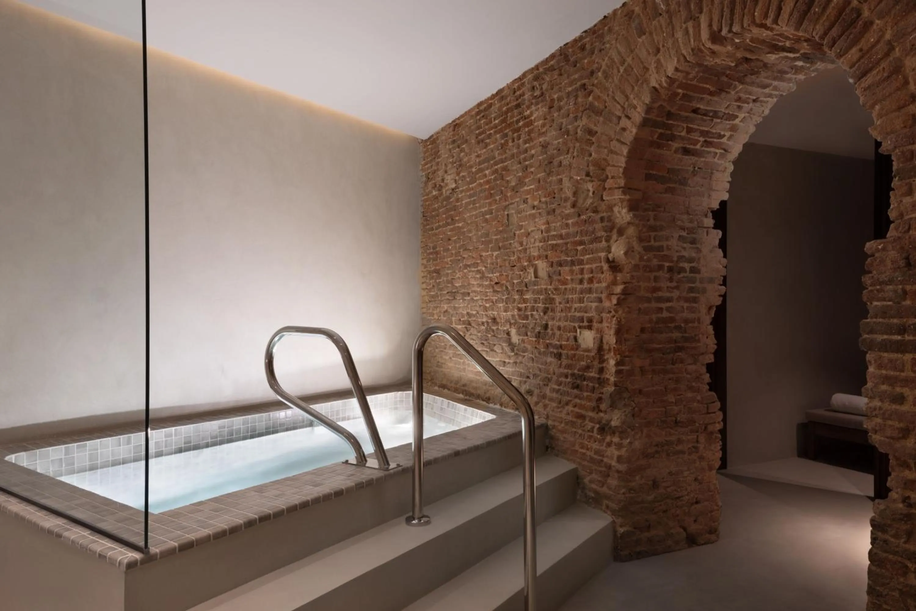 Spa and wellness centre/facilities, Bed in JW Marriott Hotel Madrid