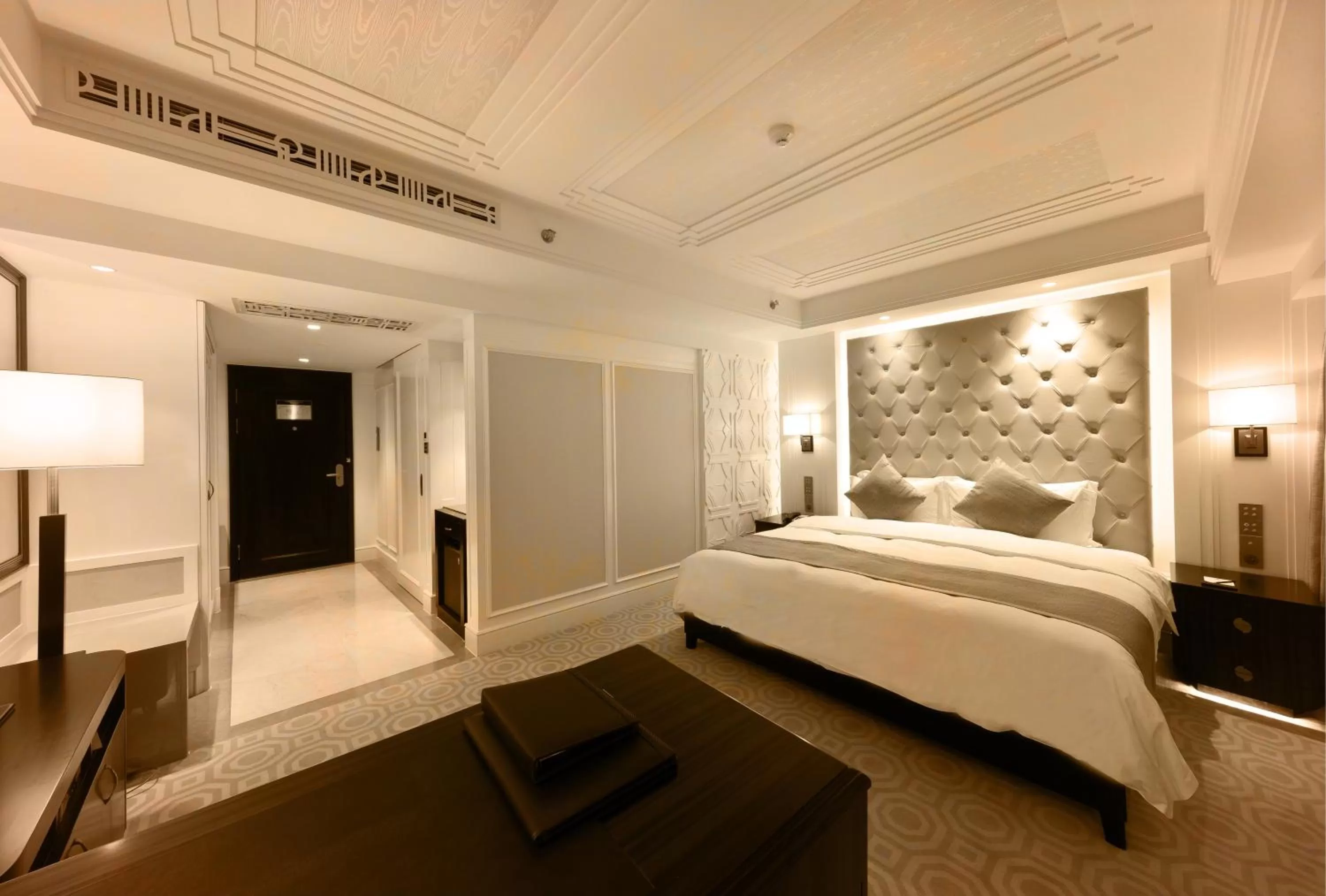 Bed in Paramount Gallery Hotel