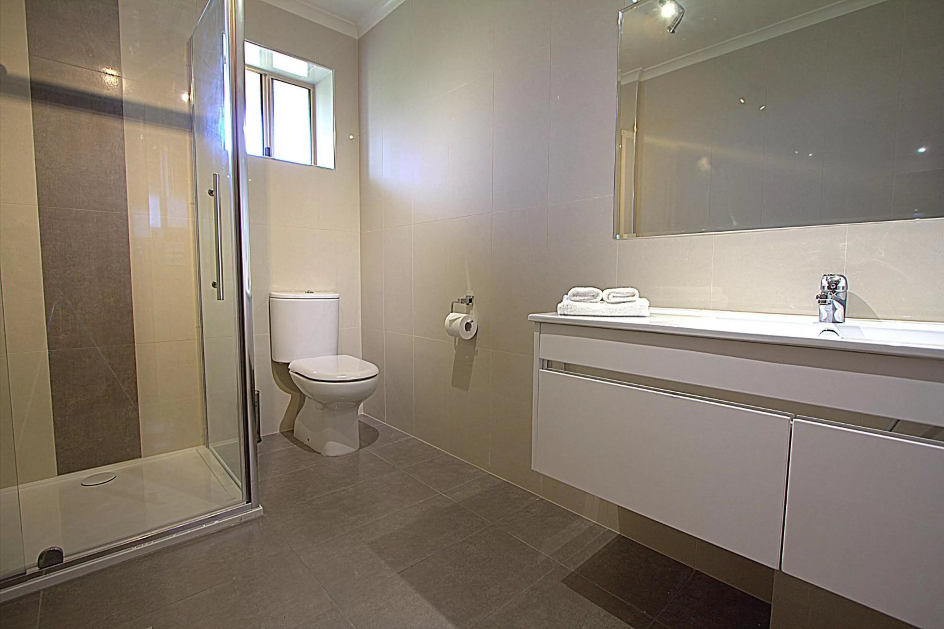 Bathroom in Blue Whale Motor Inn & Apartments