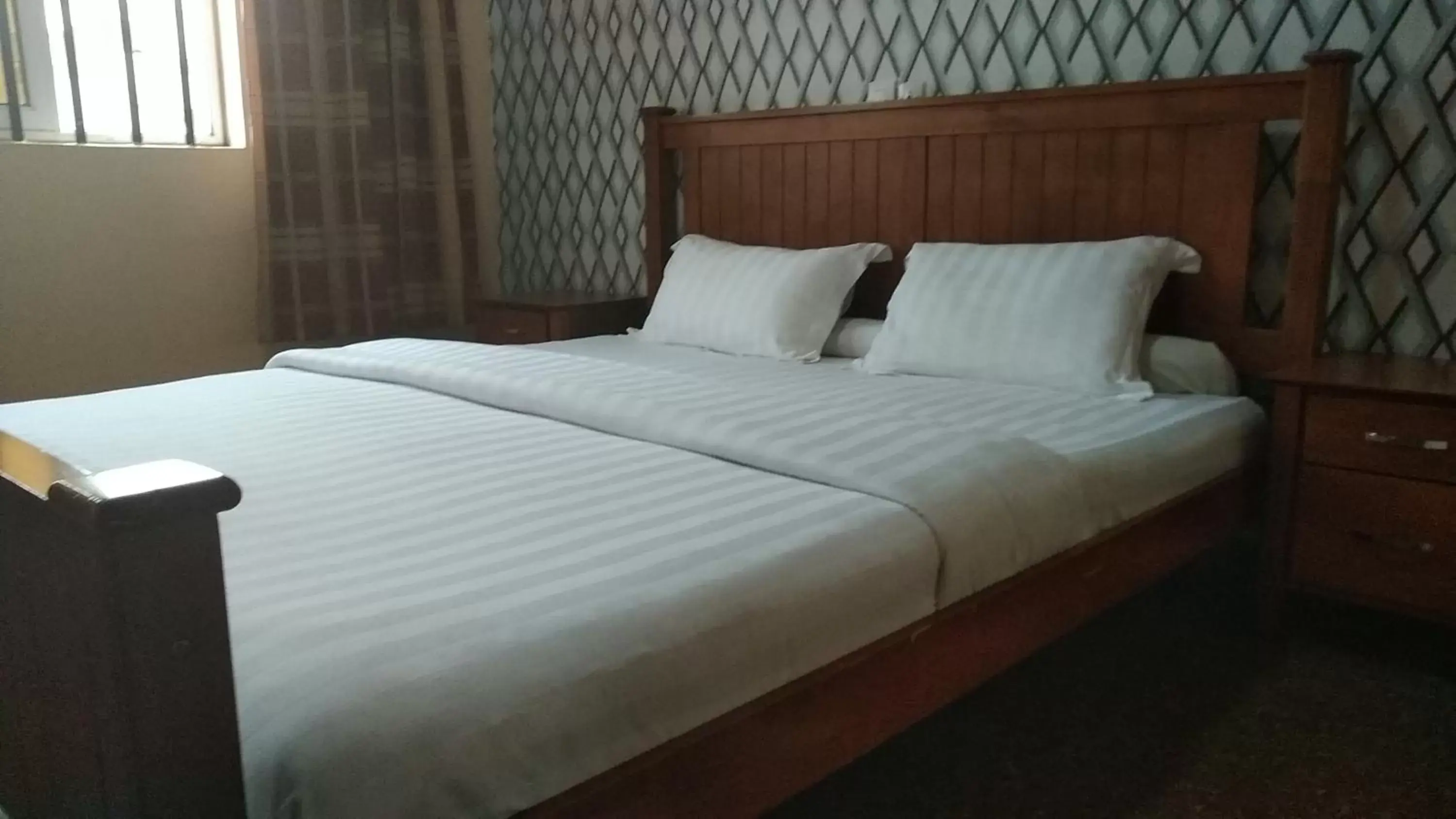 Standard Queen Room - single occupancy in Hotel Saint-Jean Standard Queen Room - single occupancy in Hotel Saint-Jean