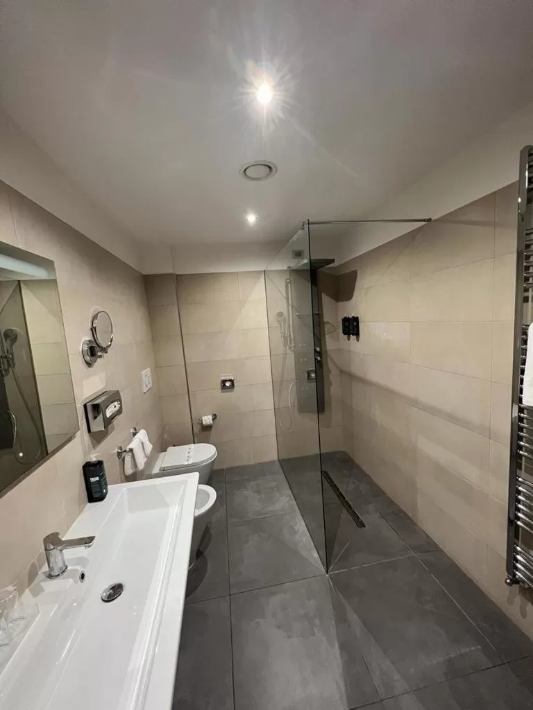 Shower in Hotel Diplomatic