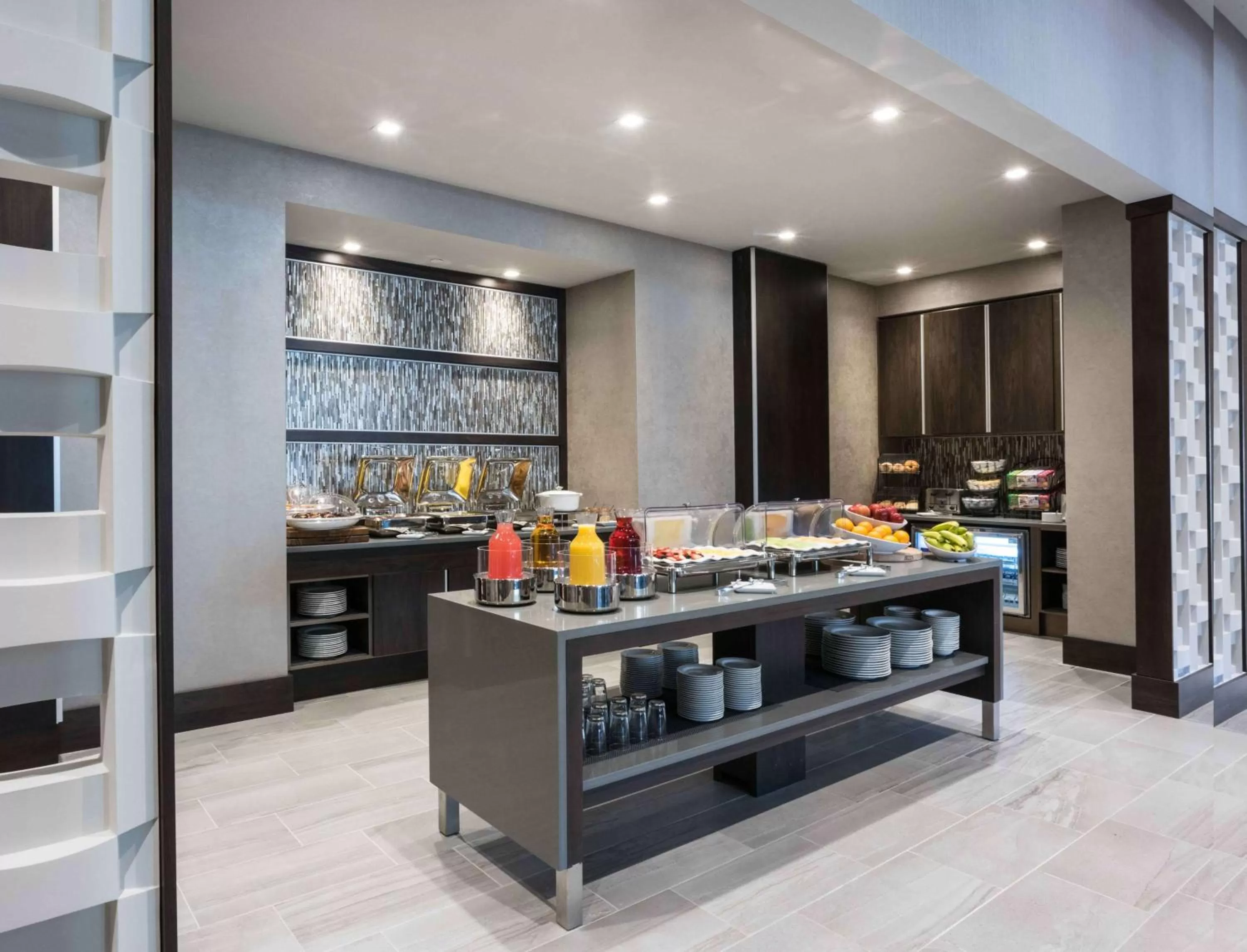 Dining area in Hilton Garden Inn Foxborough Patriot Place