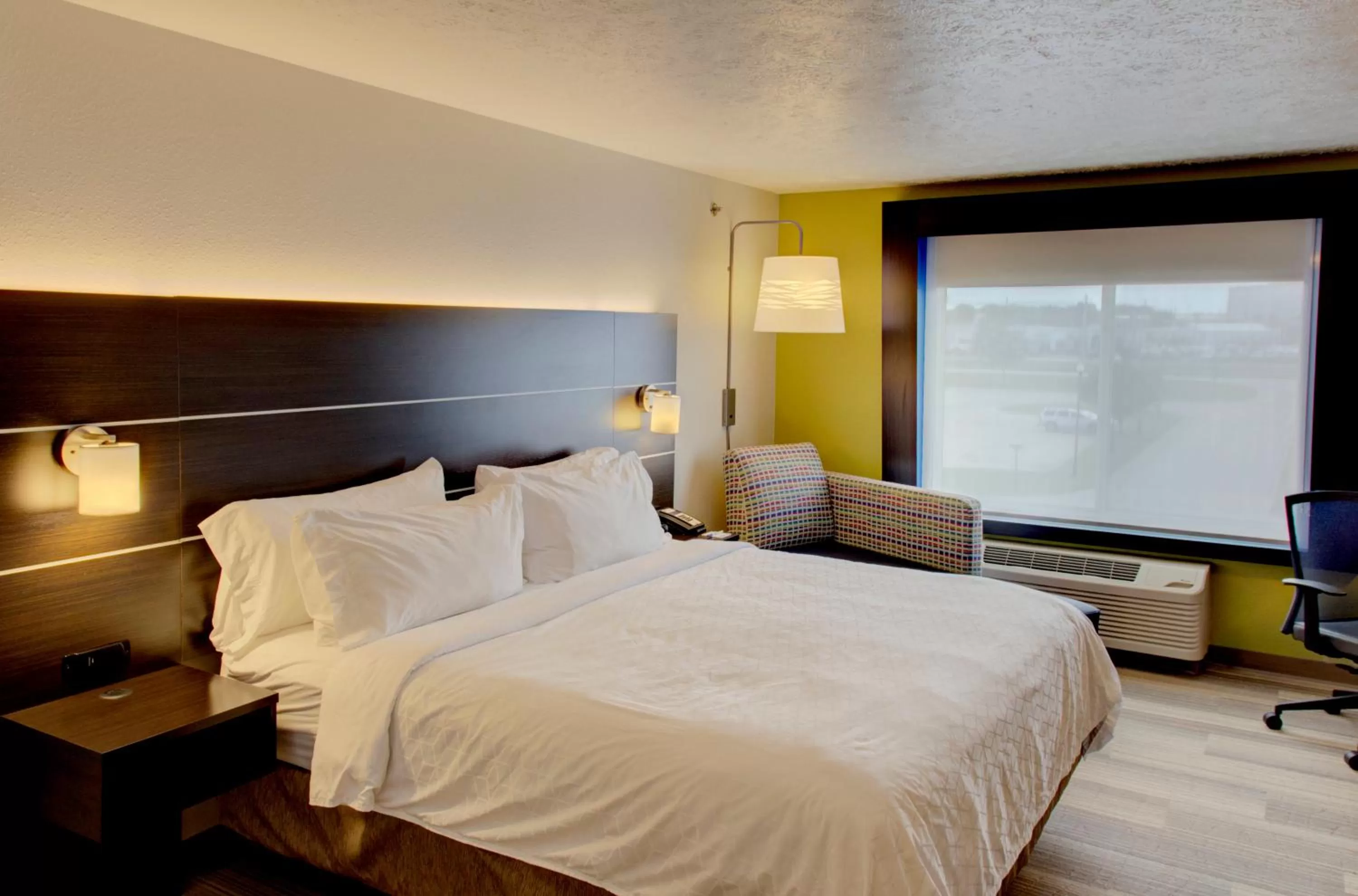 Photo of the whole room, Bed in Holiday Inn Express & Suites Le Mars by IHG