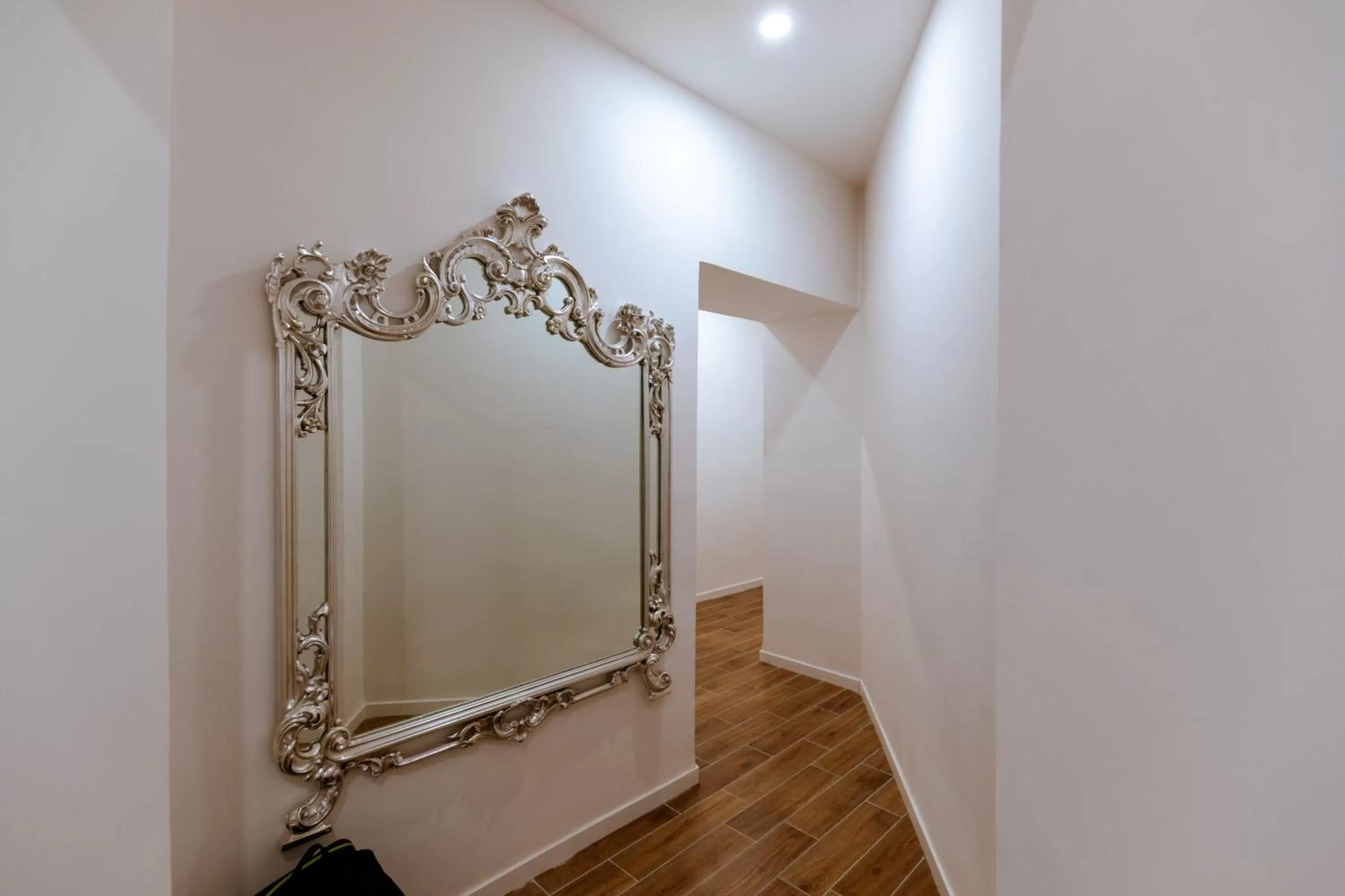 Decorative detail, Bathroom in Central House - Apartments in Naples