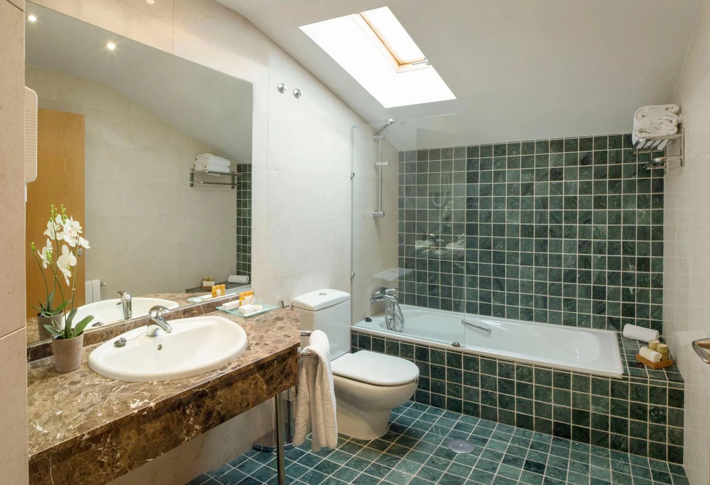 Bathroom in Hotel Torre de Sila