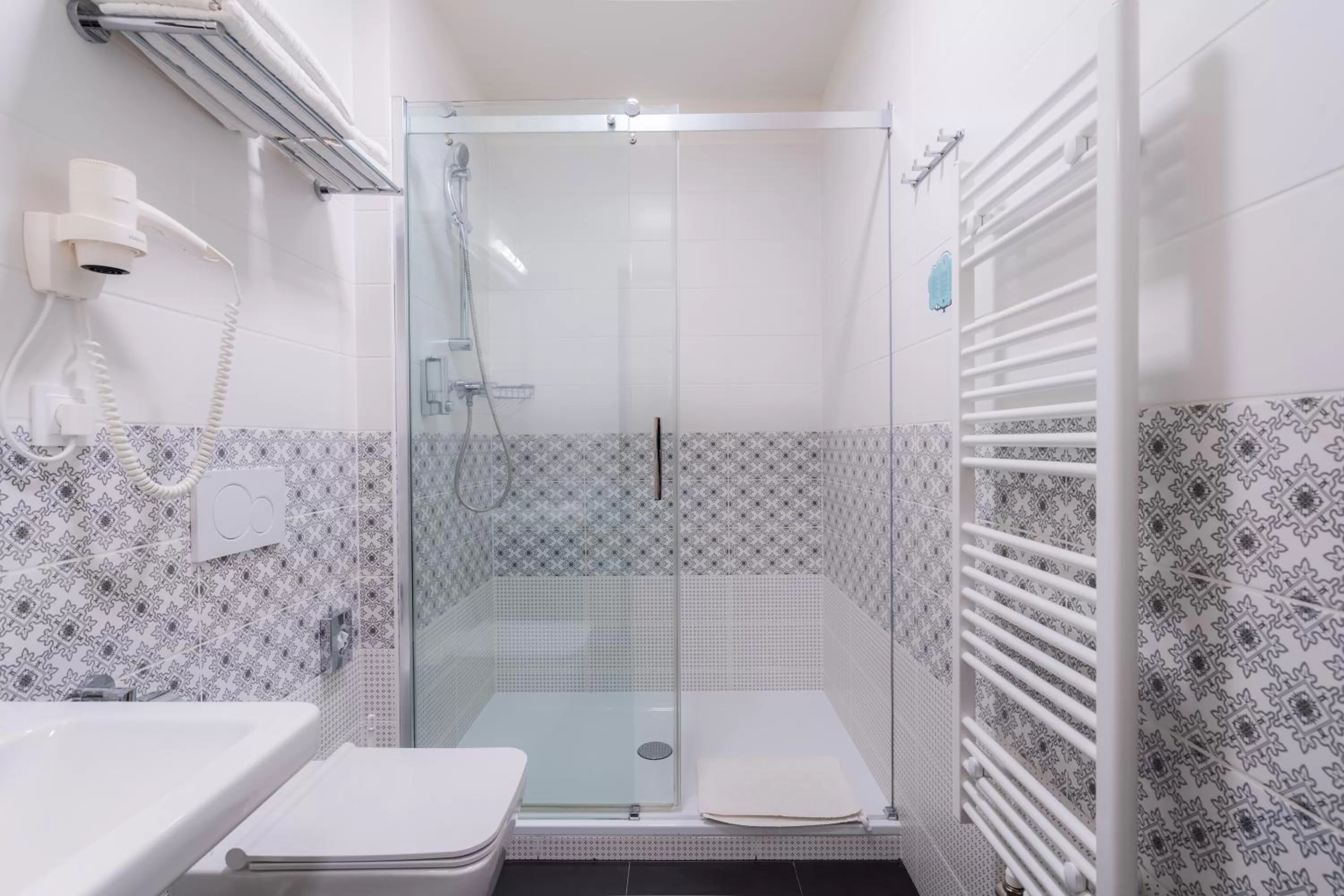 Shower in EA ApartHotel Melantrich