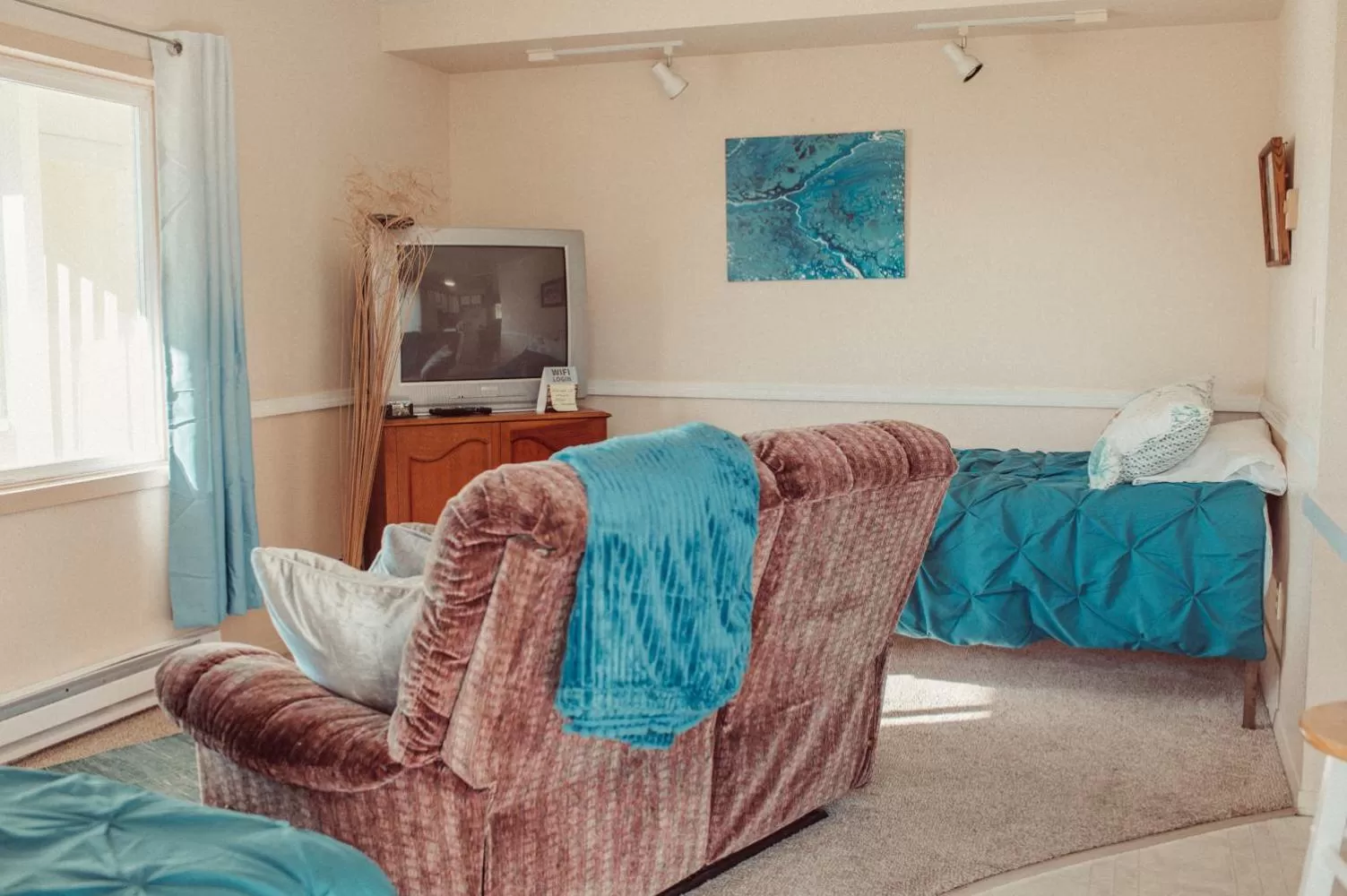 Bed in Pioneer Inn Downtown