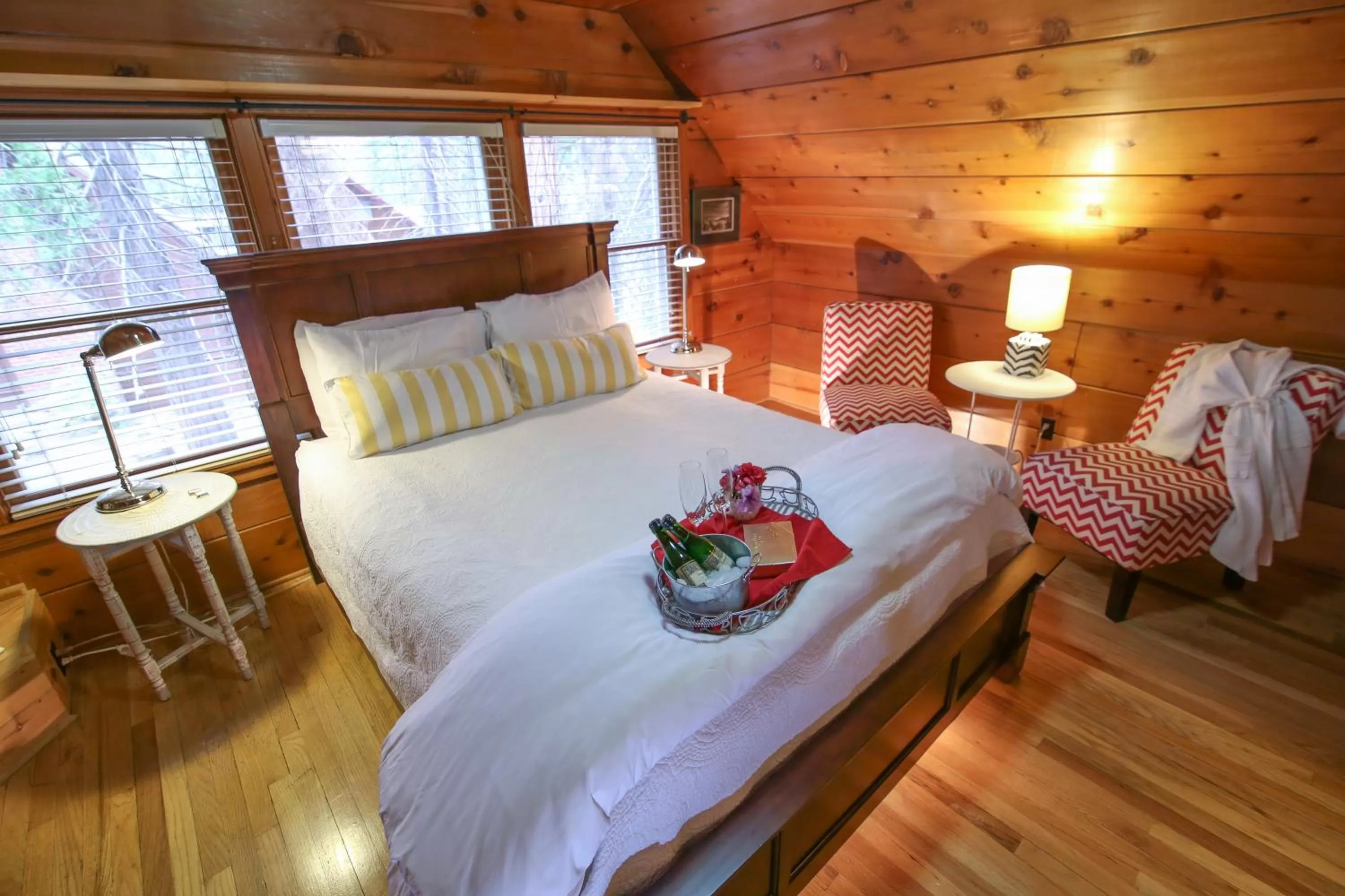 Bed in Elliott House Boutique Inn