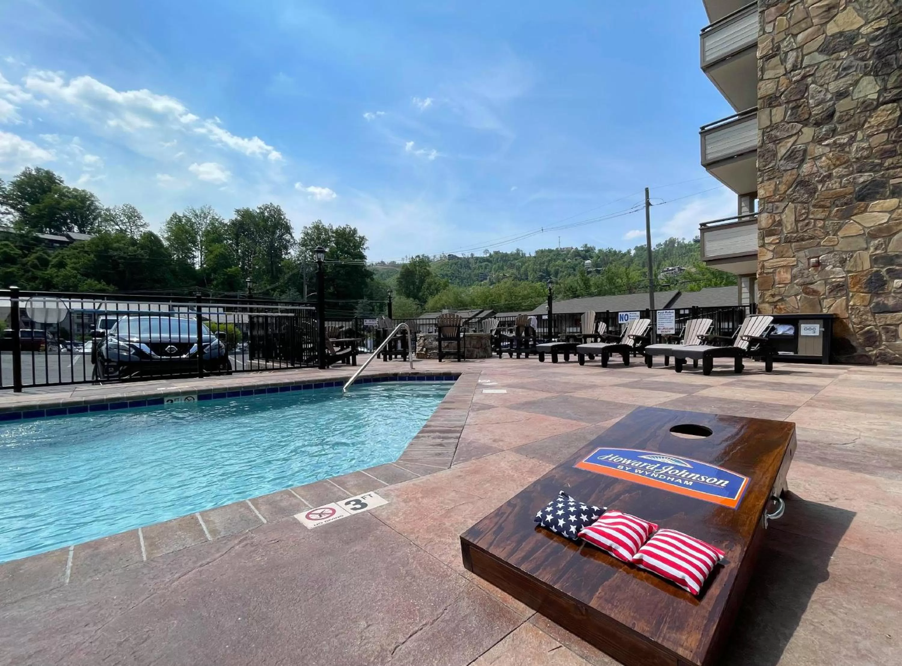 Swimming pool in Howard Johnson by Wyndham Downtown Gatlinburg