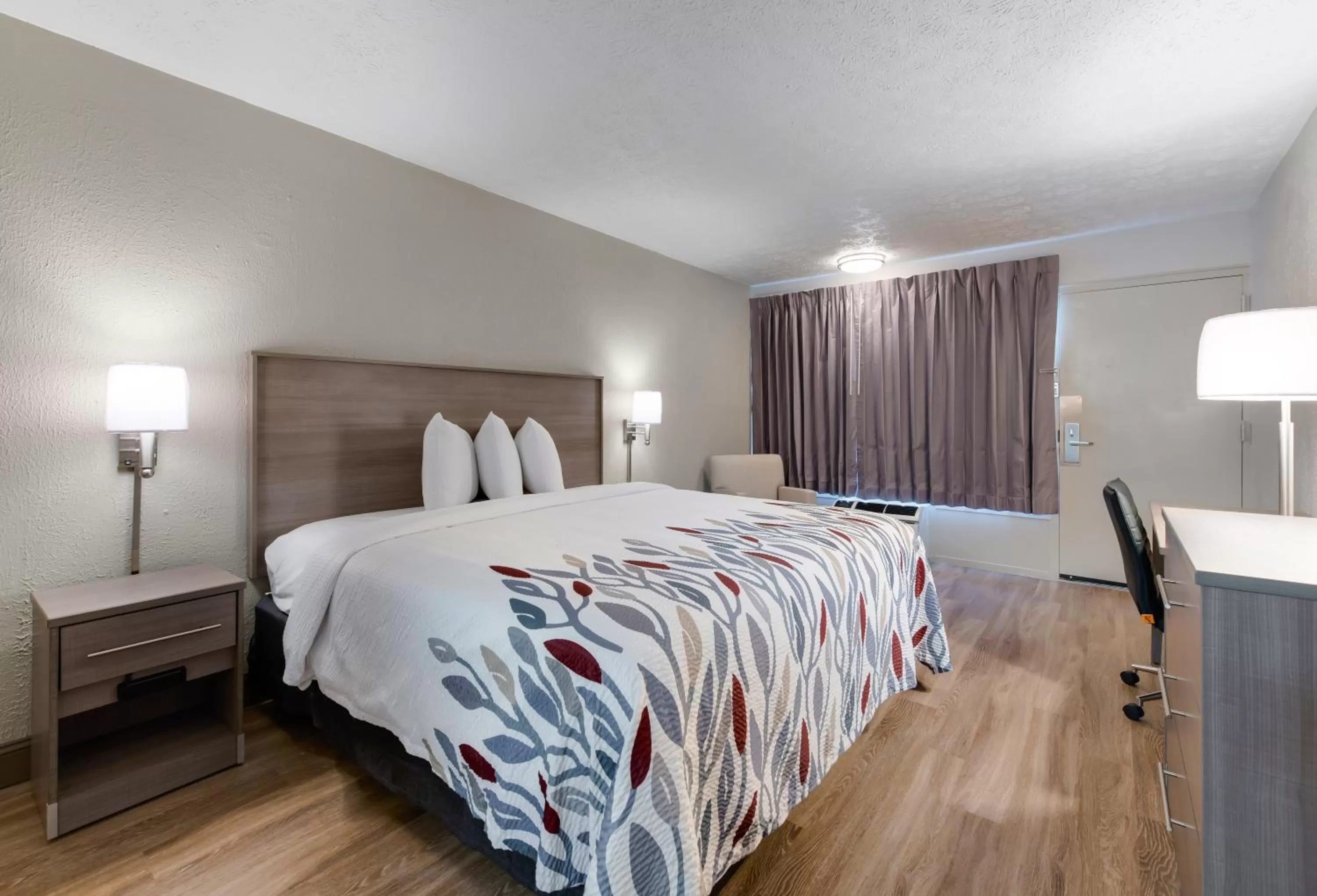 Photo of the whole room, Bed in Red Roof Inn Dayton - Moraine/U of Dayton