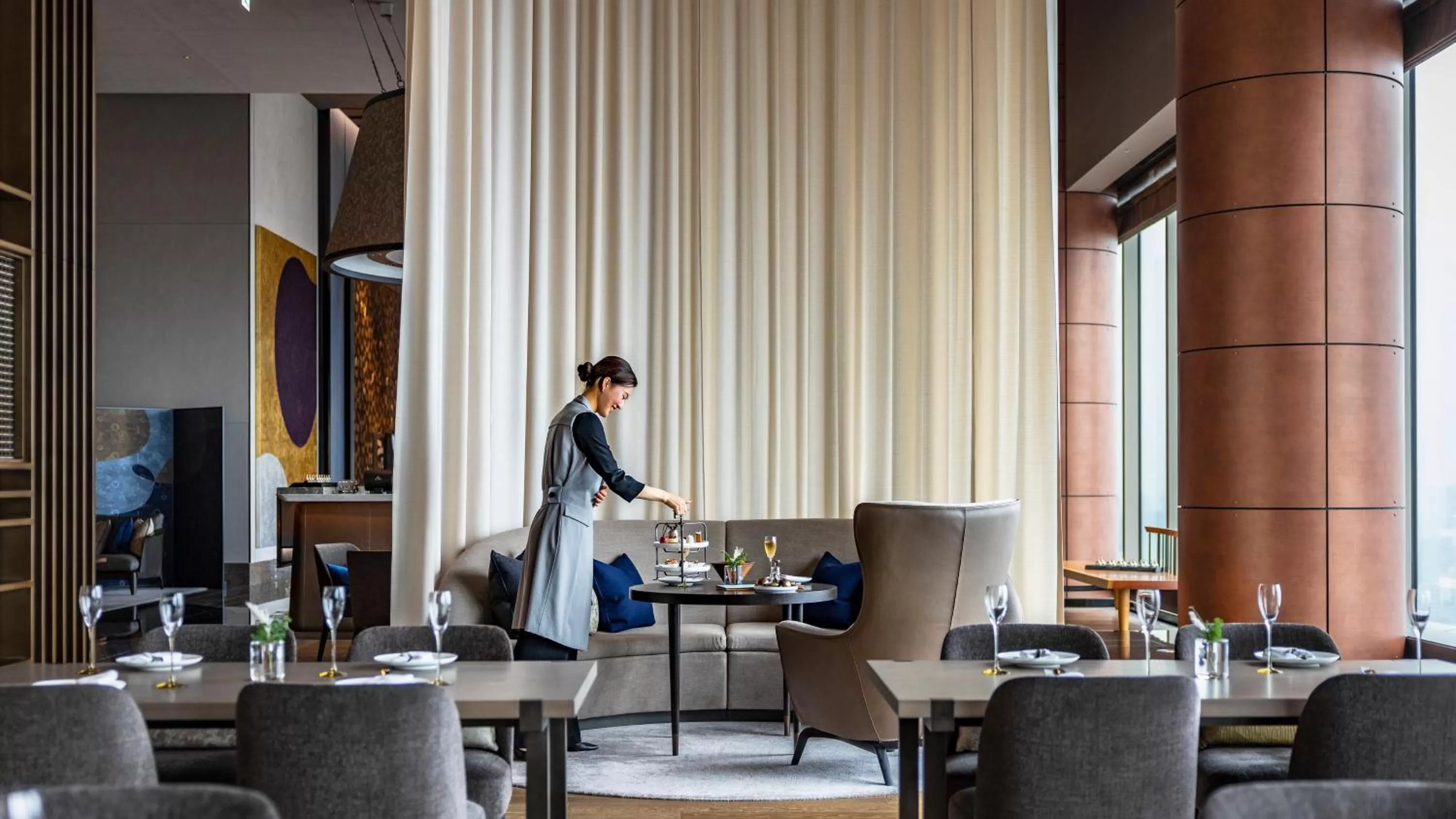 Lounge or bar in Four Seasons Hotel Tokyo at Otemachi