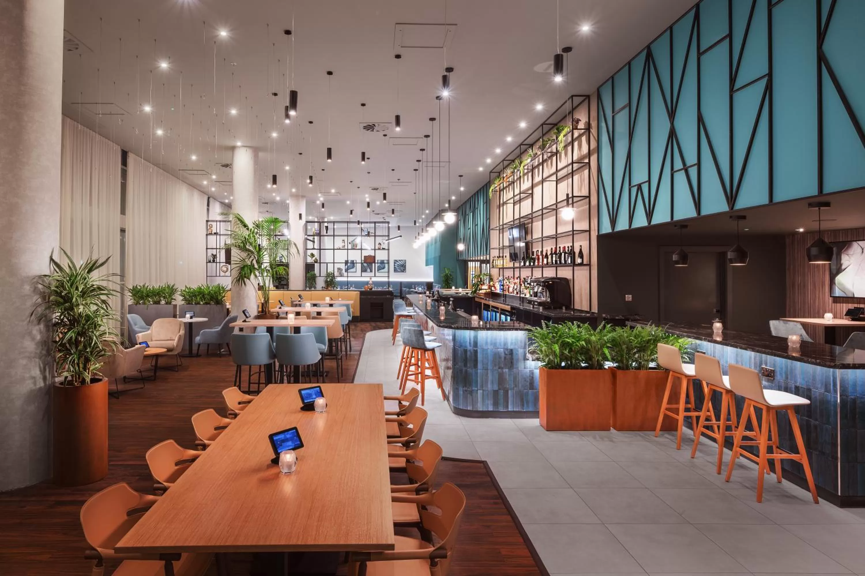 Restaurant/places to eat in Courtyard by Marriott London Gatwick Airport