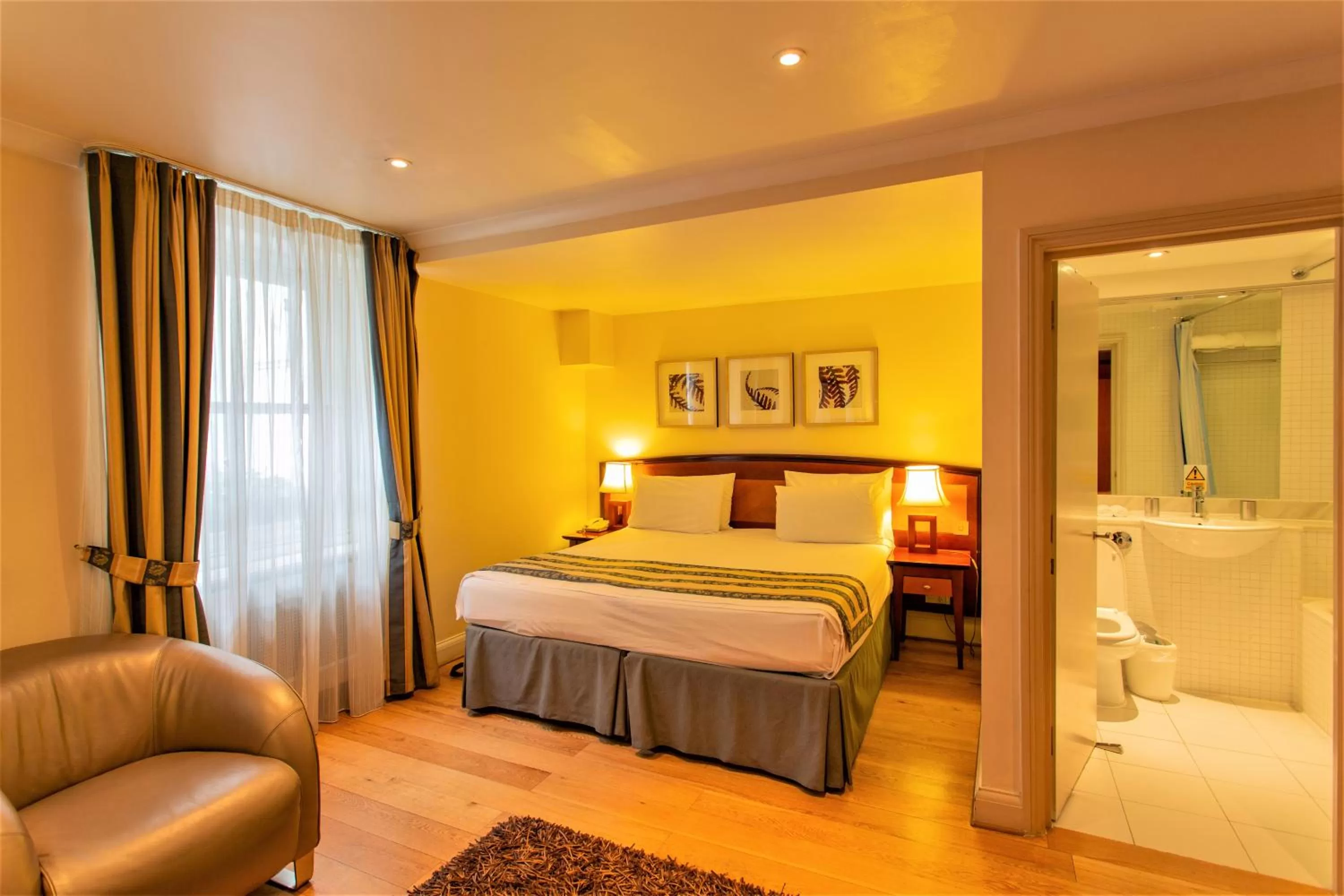 Bed in The Sumner Hotel