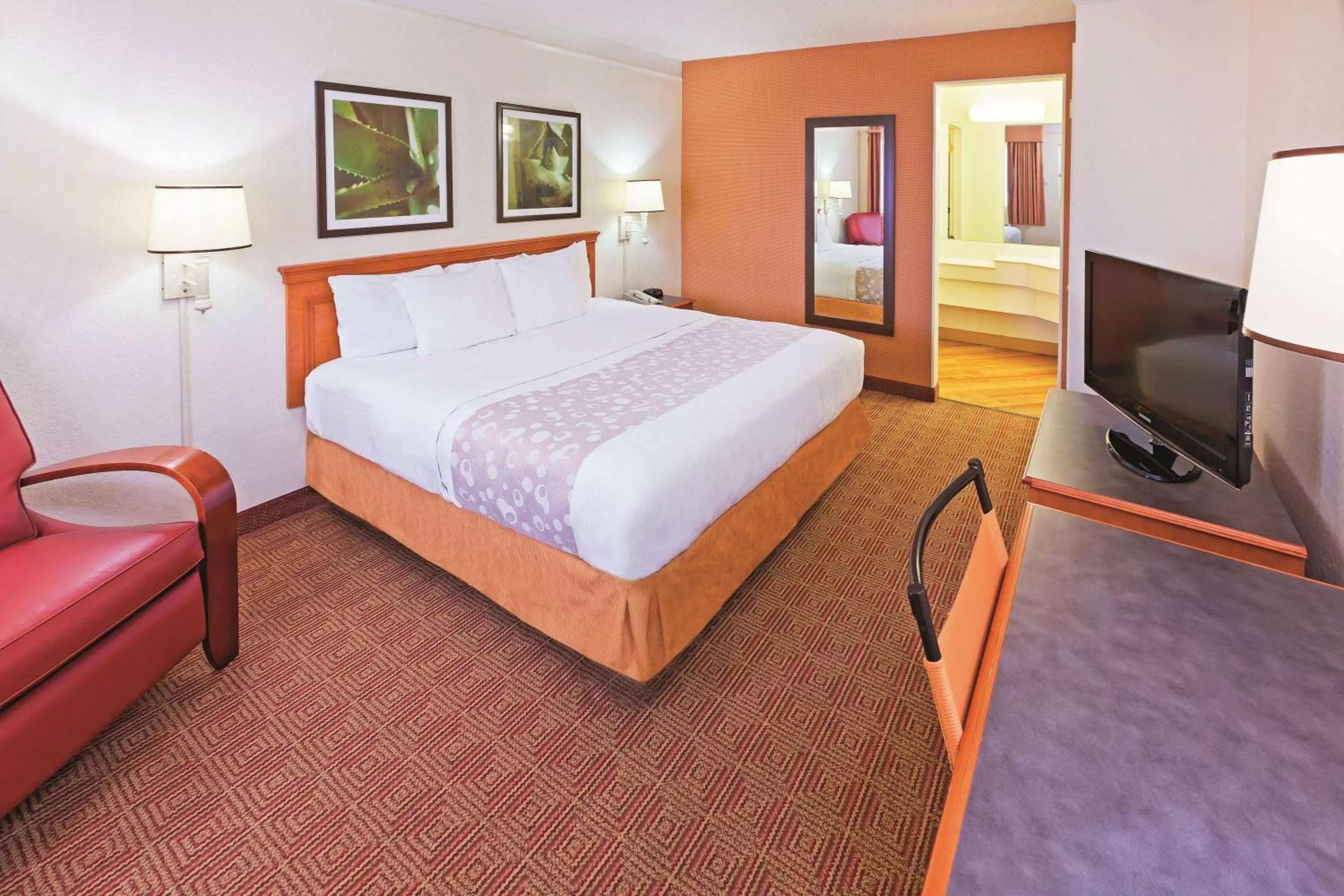 Standard King Room in Super 8 by Wyndham San Antonio Near SeaWorld Ingram Park