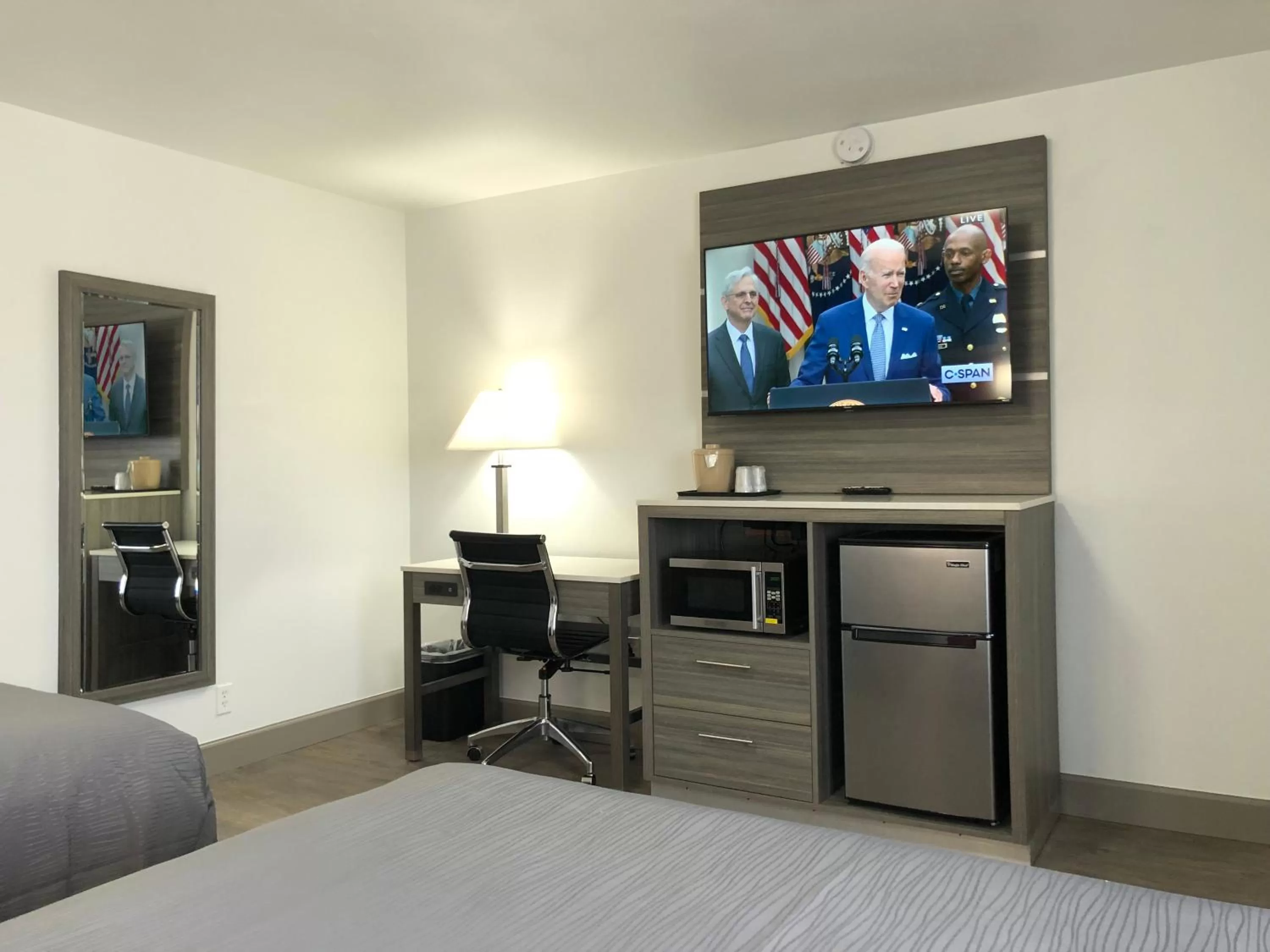 TV and multimedia in Money Saver Motel