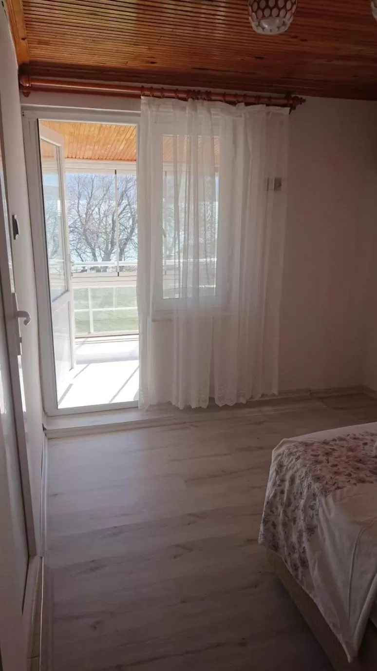 Day, Bed in Ali's Pension ada alis