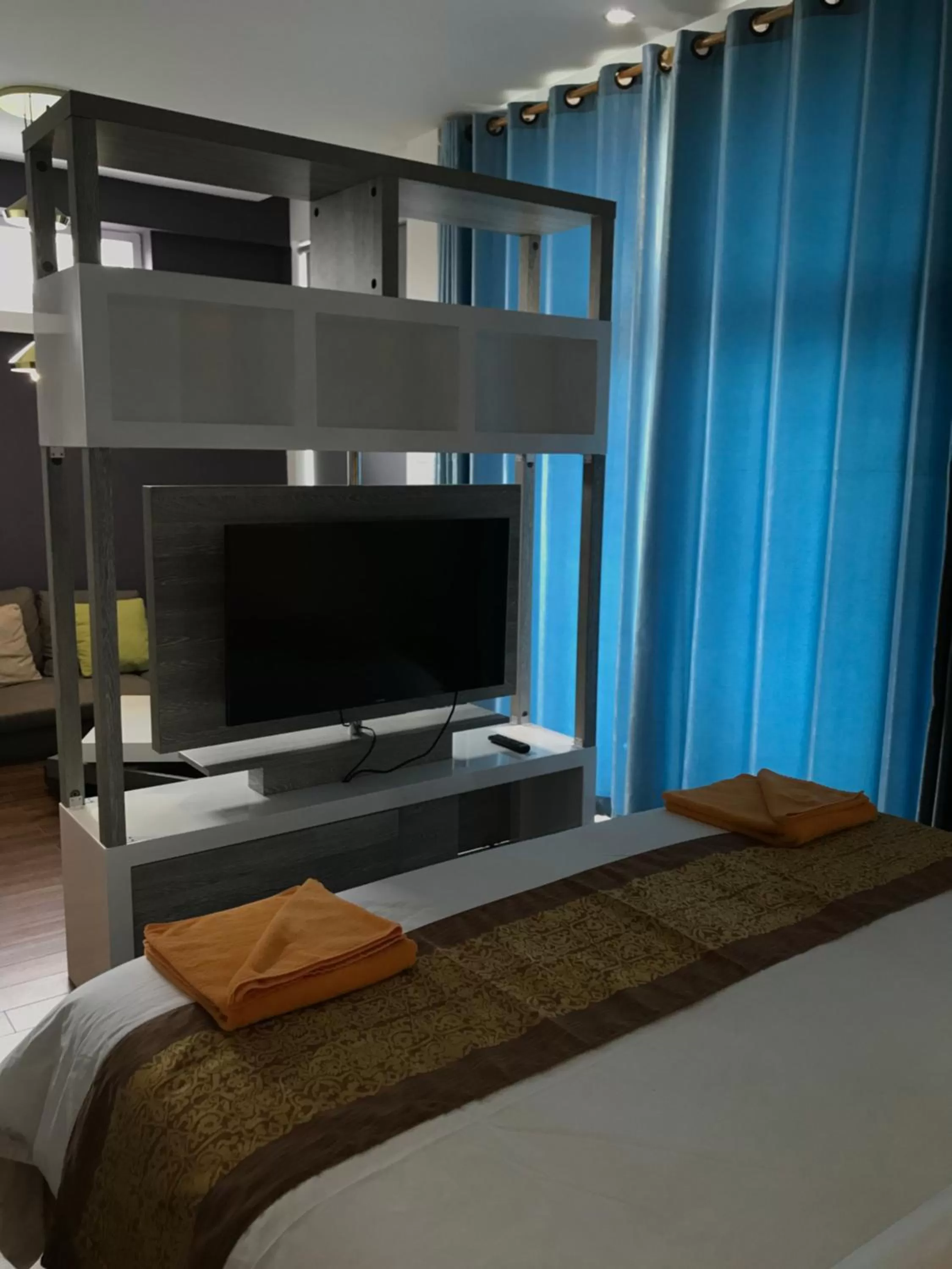 TV and multimedia, Bed in Benny's City Hotel