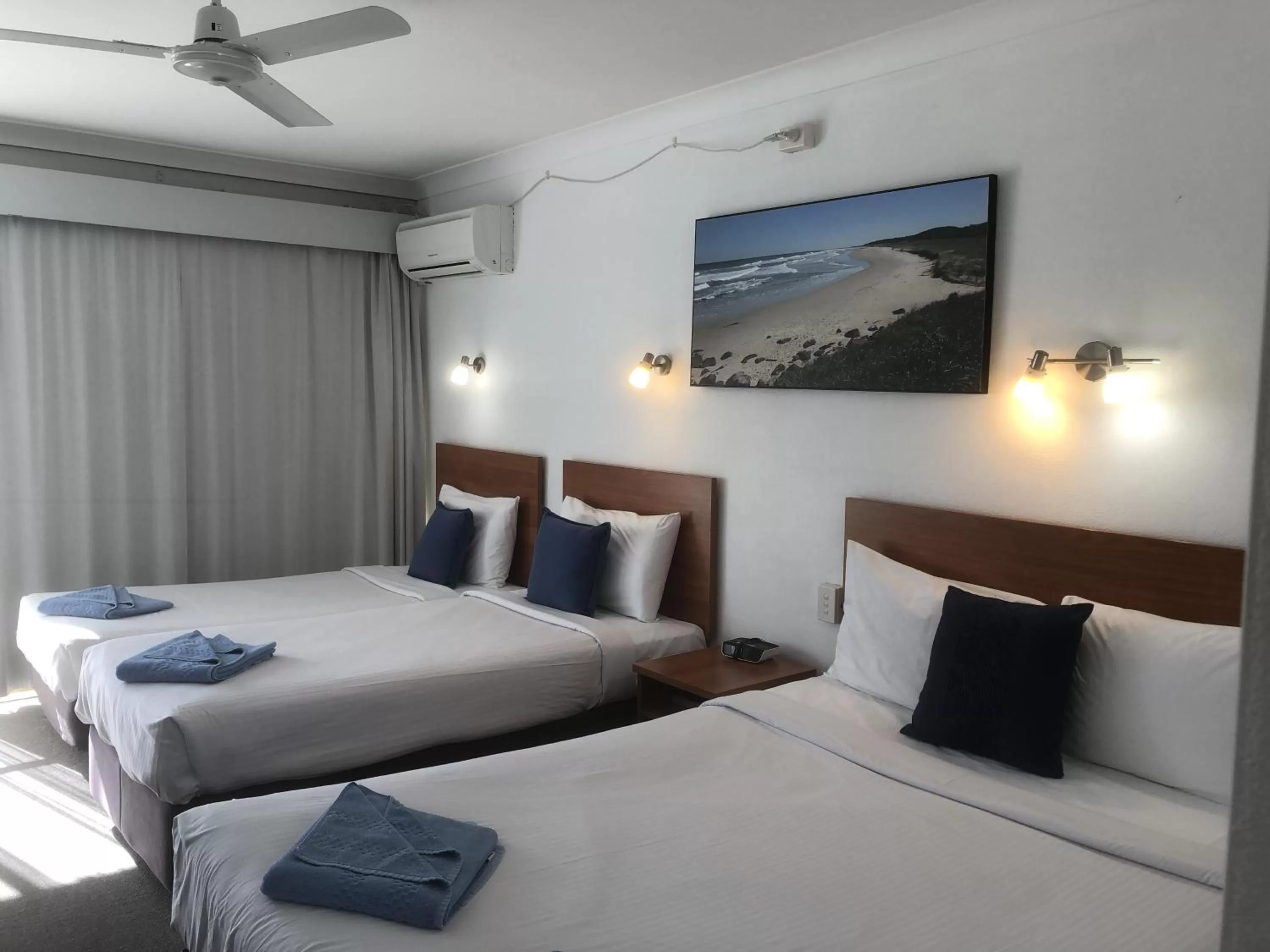 Bed in Port O'Call Motel