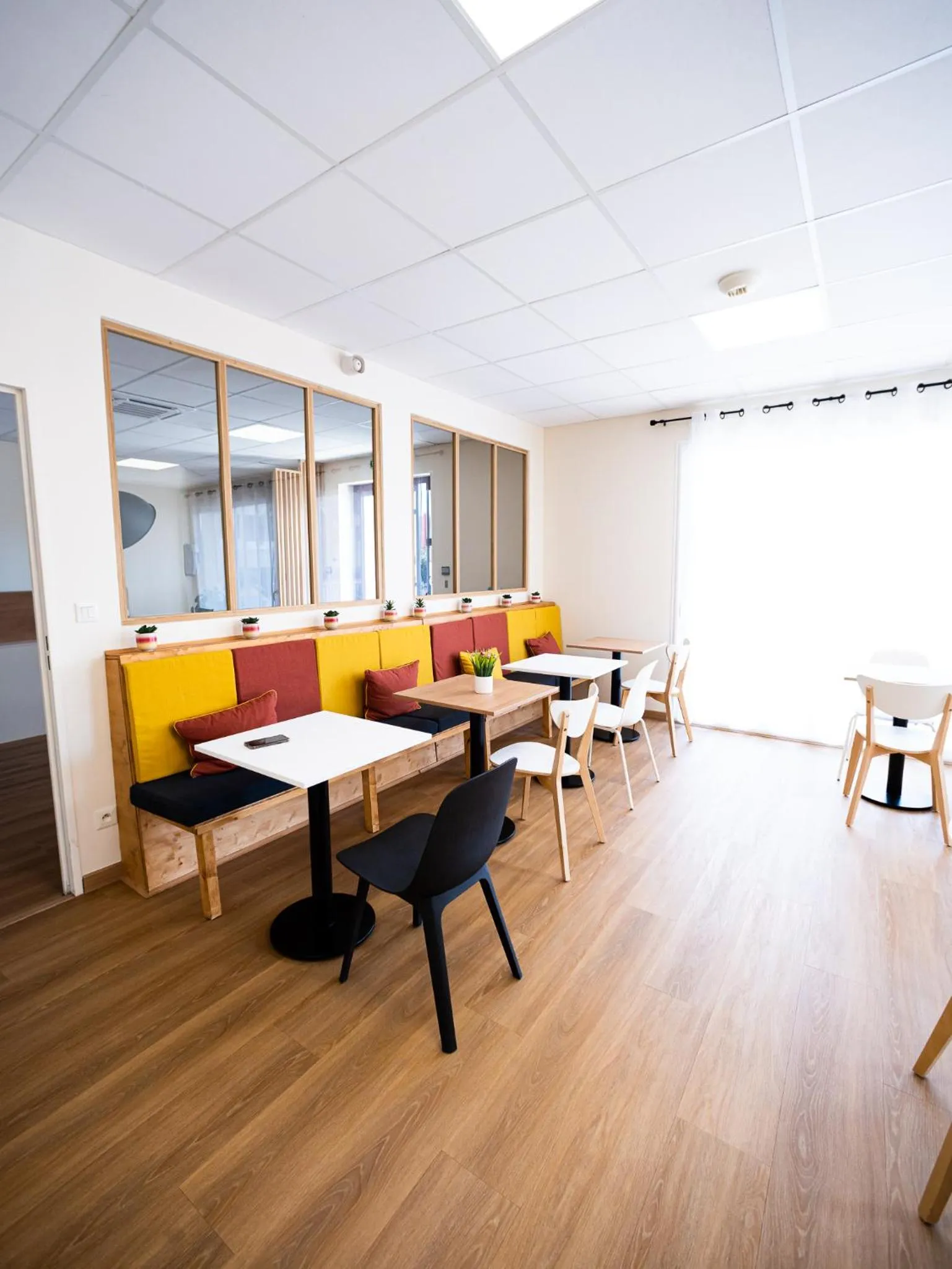 Dining area in Hotel Grand Cap Rooftop Pool