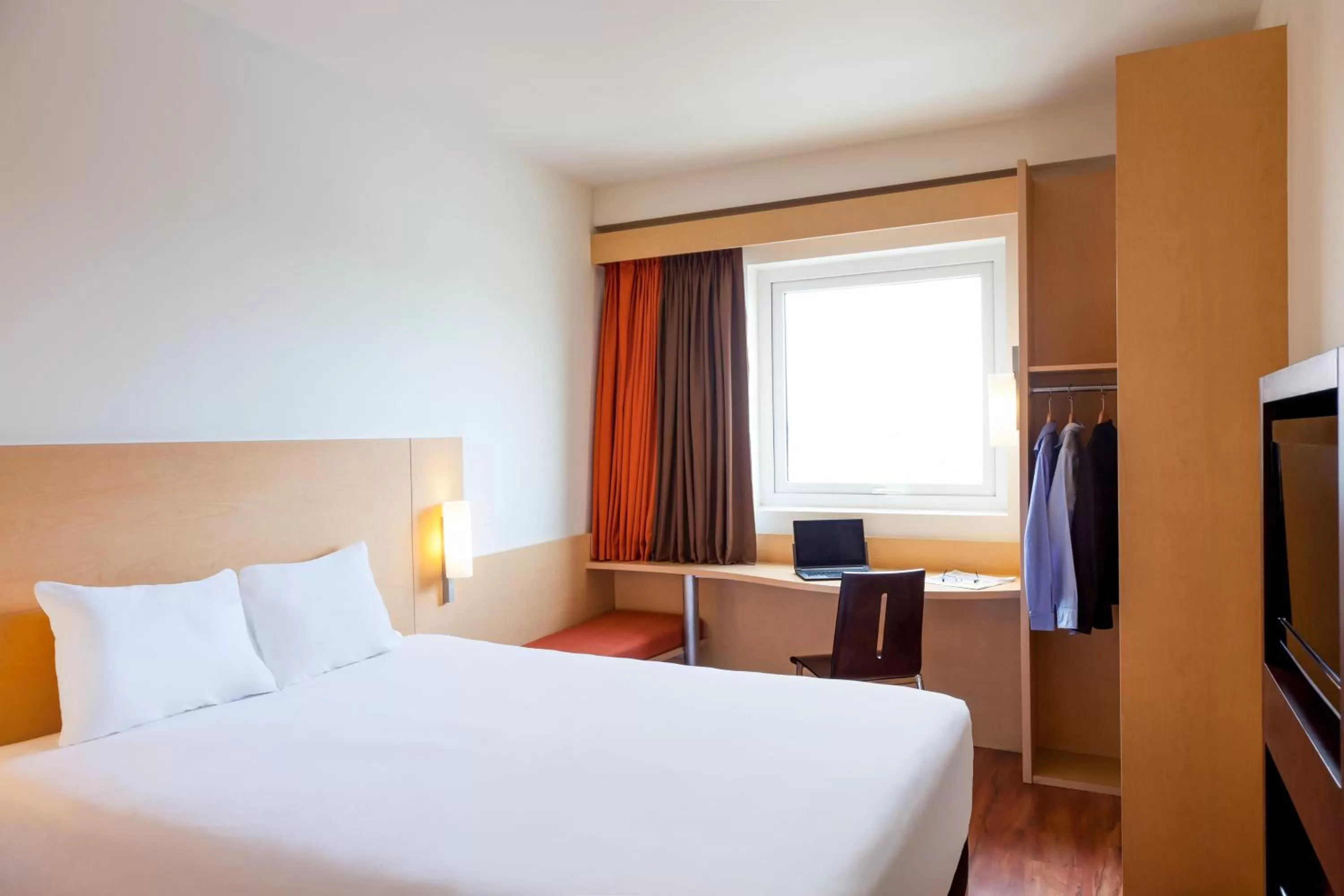 Day, Bed in Ibis Hermosillo