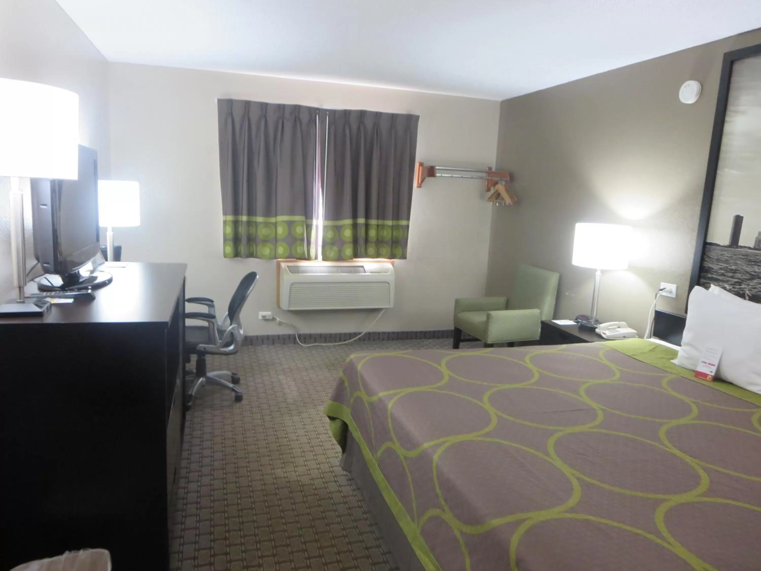 Bedroom, Bed in Super 8 by Wyndham Mundelein/Libertyville Area