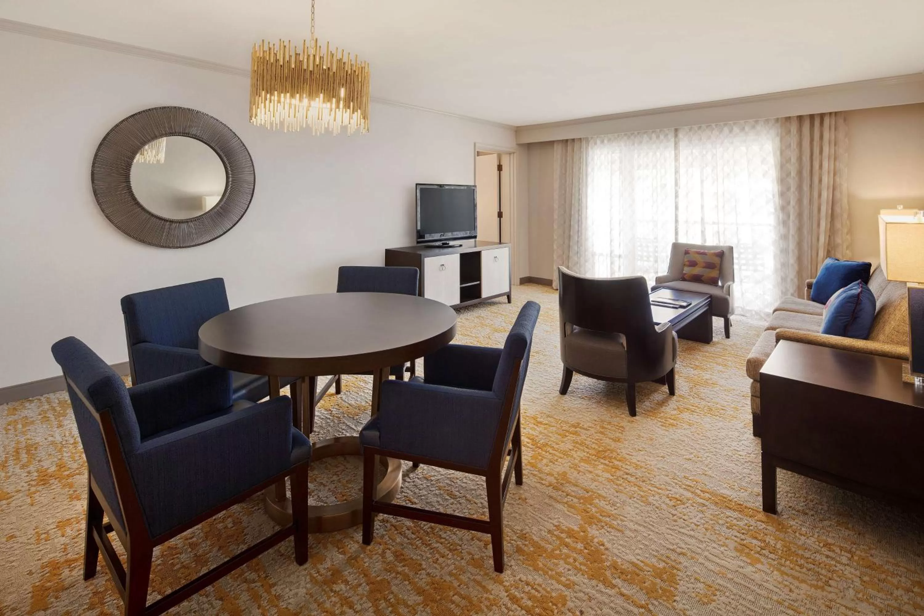 Living room in DoubleTree by Hilton Ontario Airport