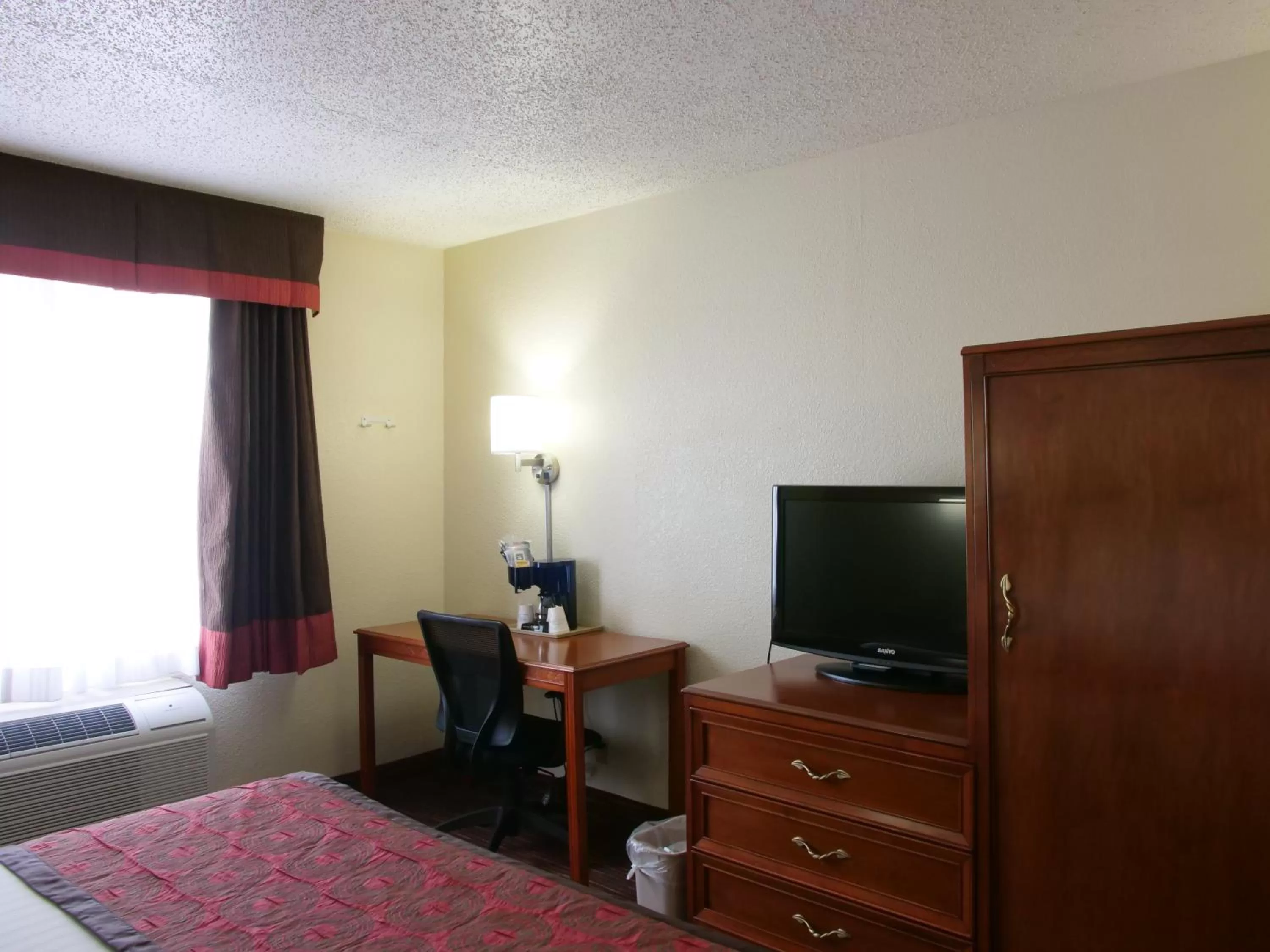 Photo of the whole room, Bed in Baymont by Wyndham Louisville East