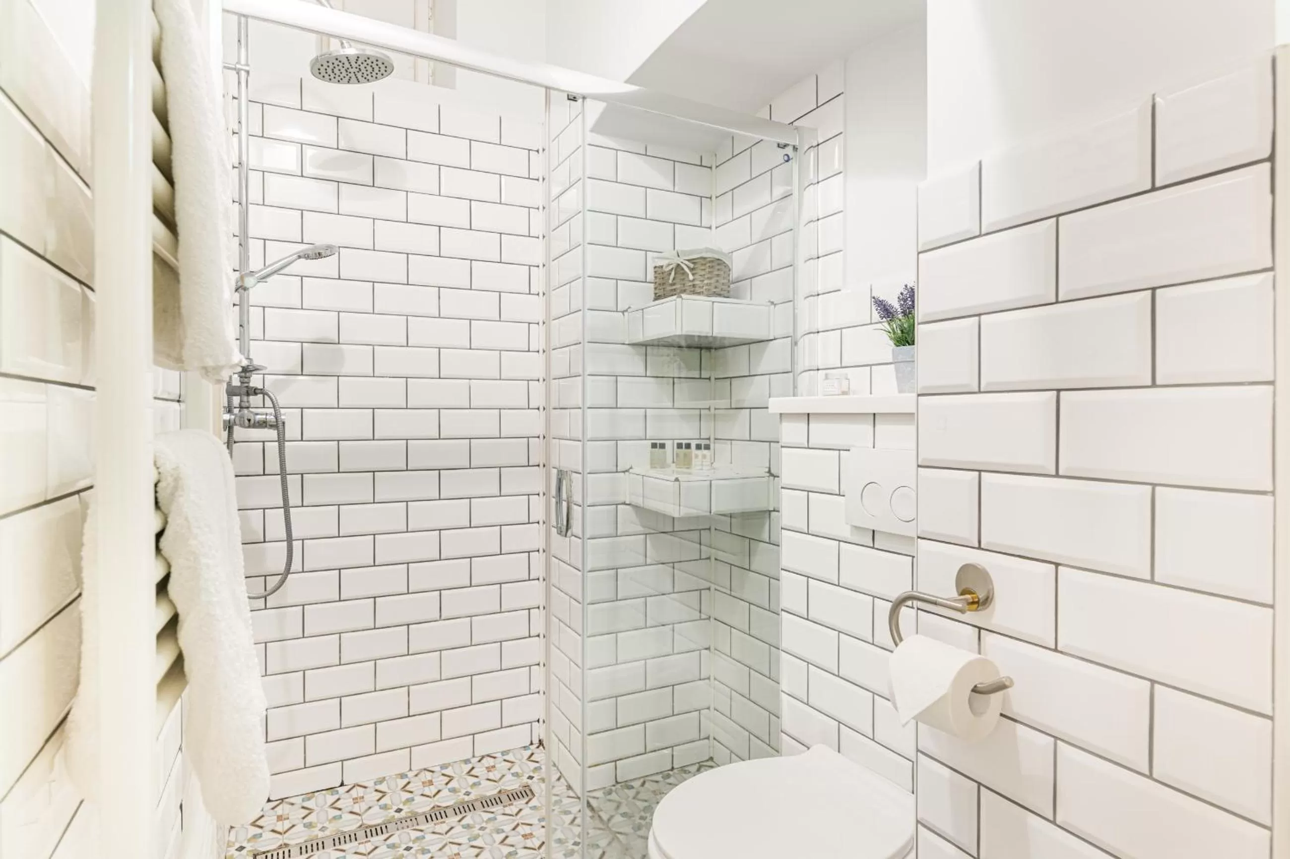 Bathroom in ALBERT RESIDENCE Brasov with complimentary parking and 10 percent Food and Drinks