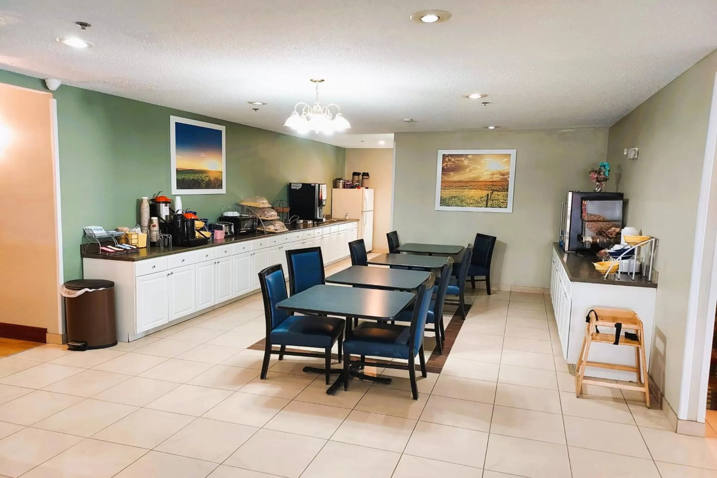 Dining area, Restaurant/Places to Eat in McPherson Inn By OYO, I-135