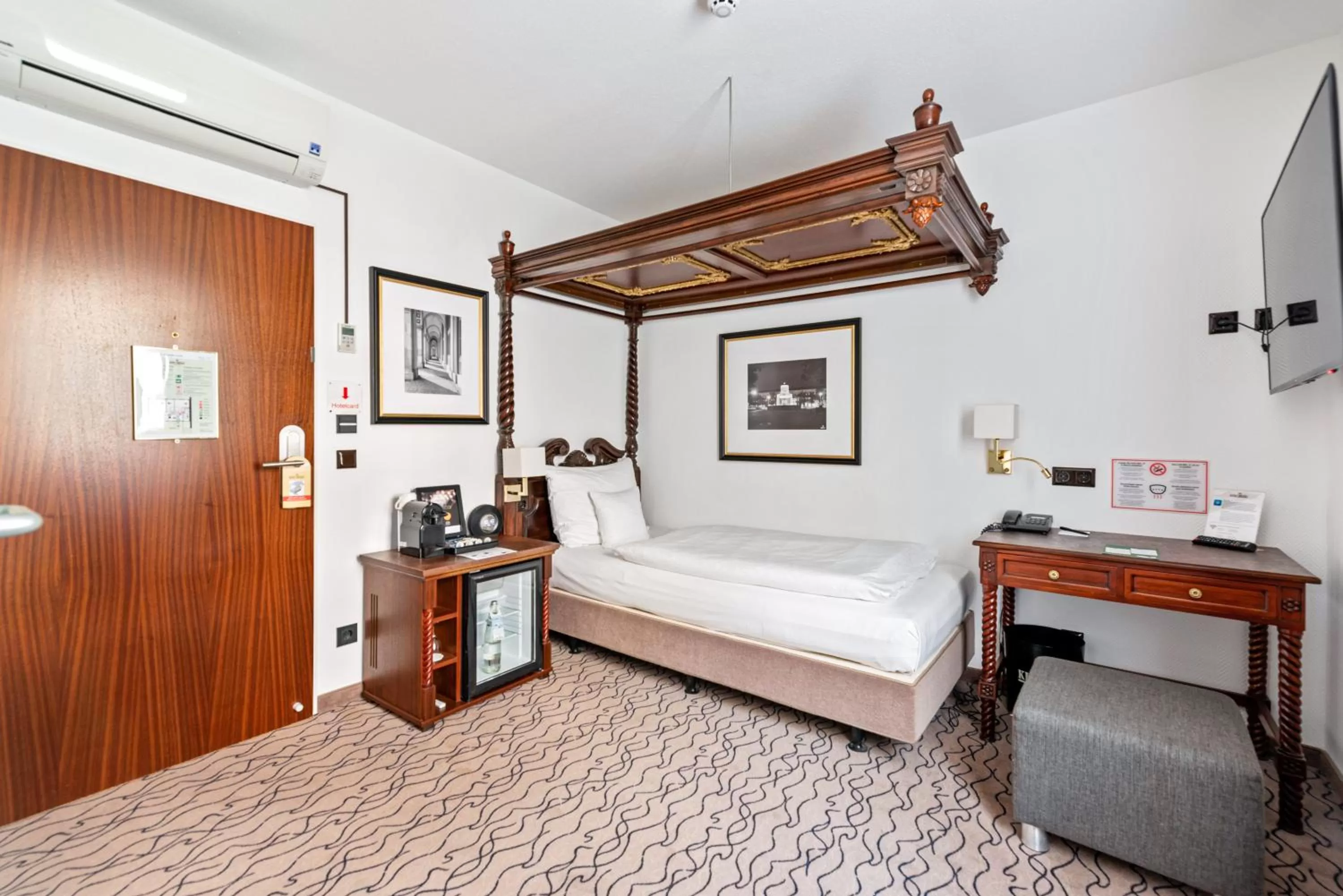 Bed in King's Hotel Center Superior